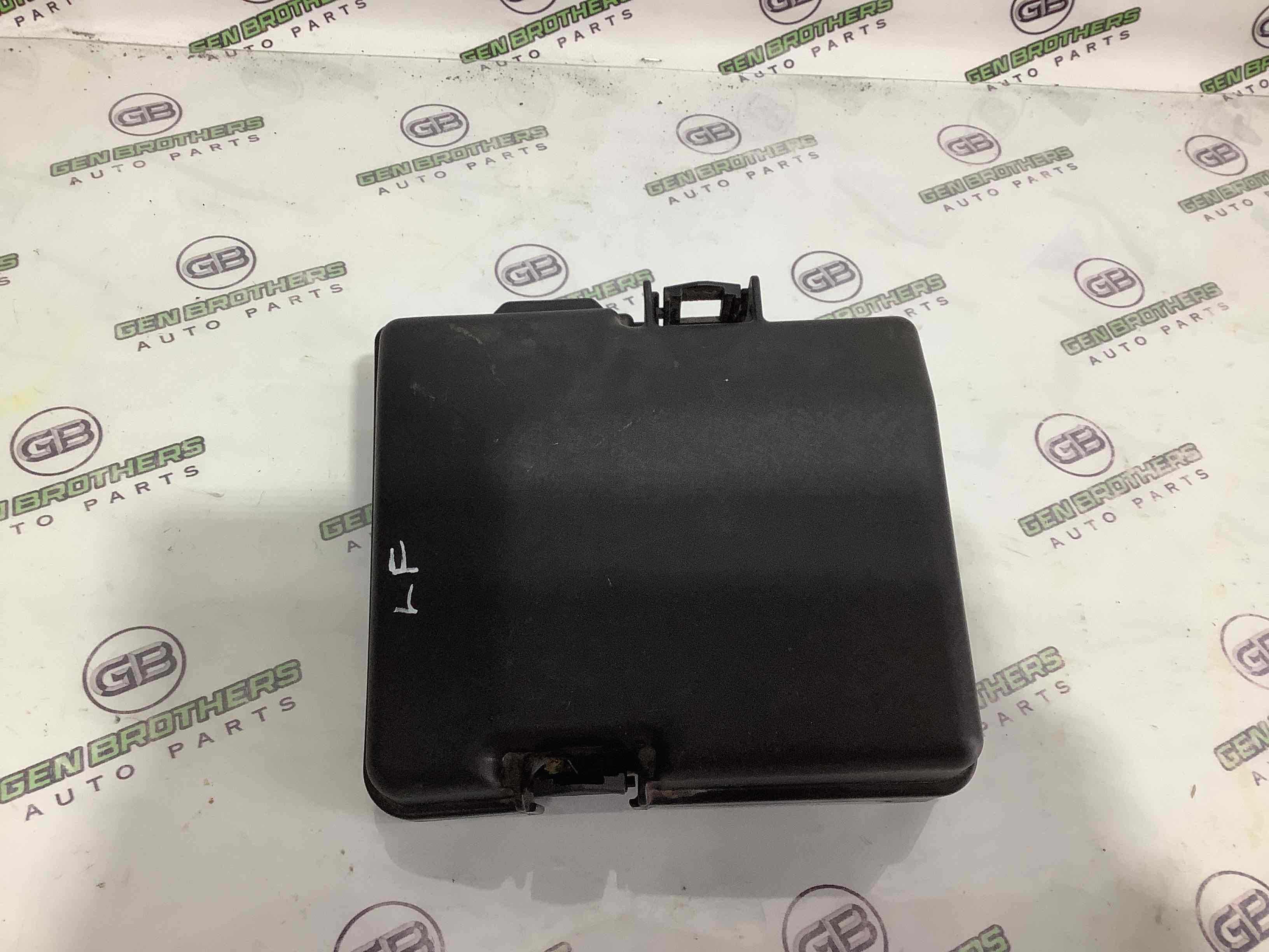 Кришка корпус блоку запобіжників