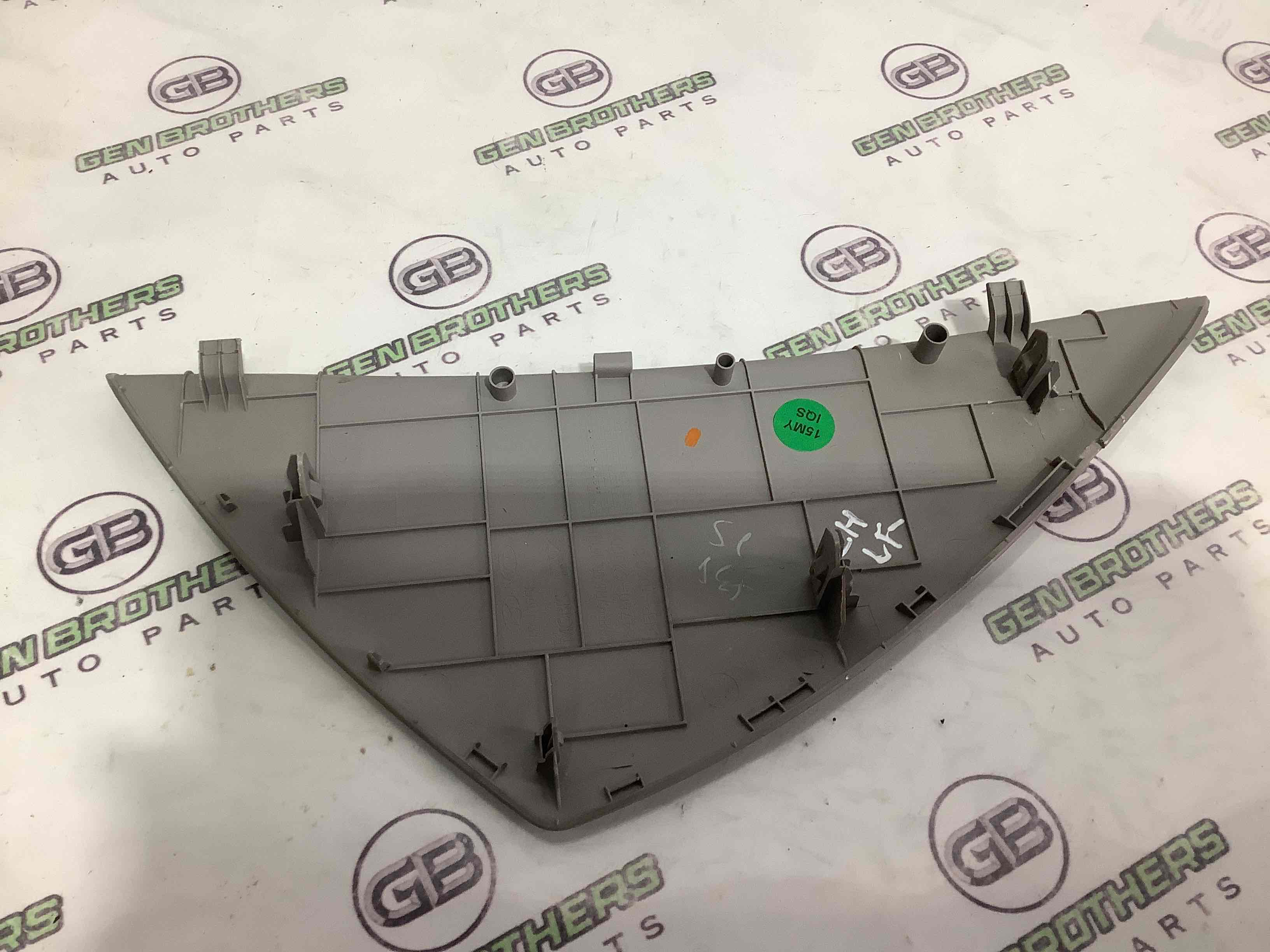 Обшивка панелі приладів торпедо