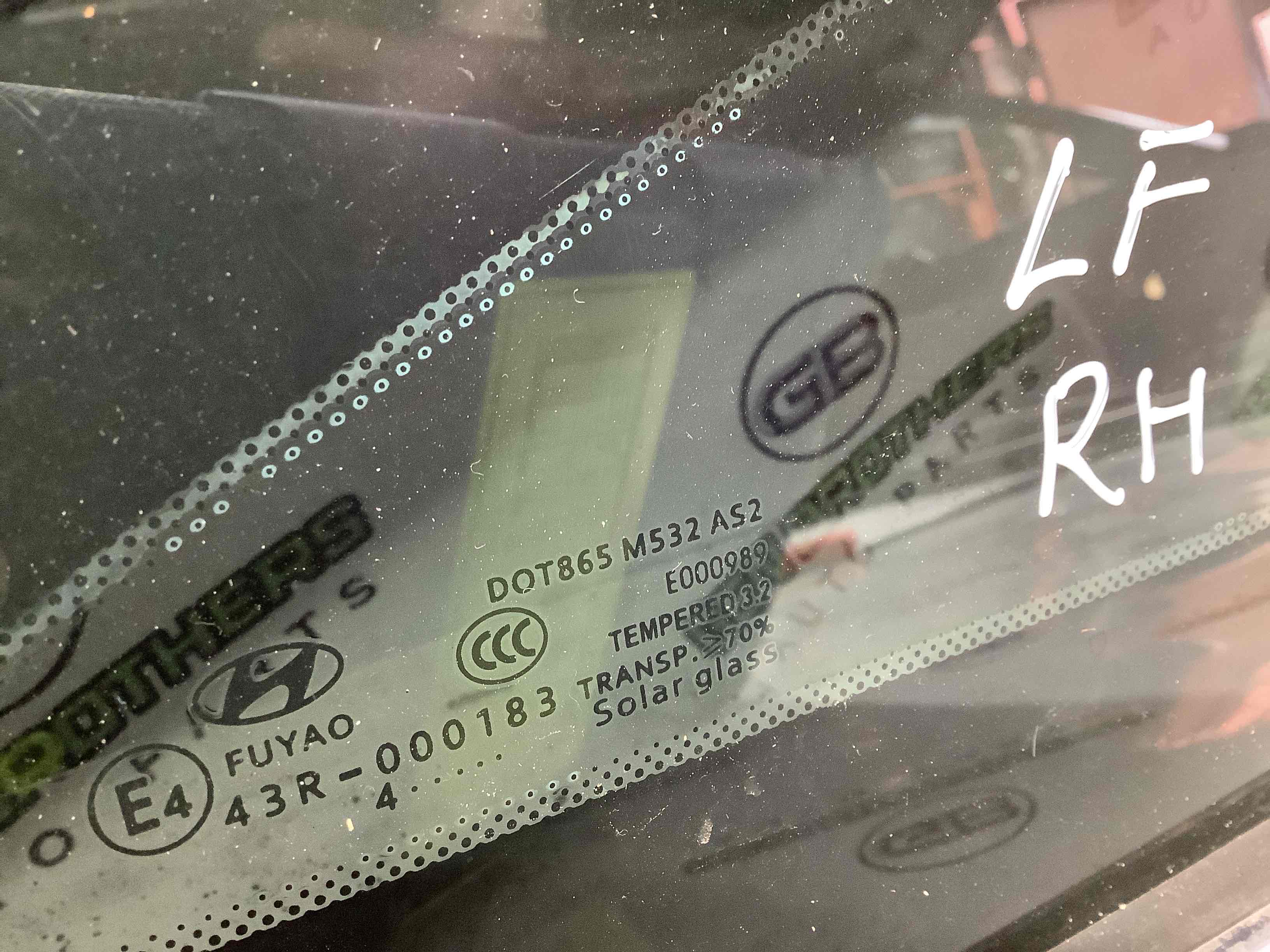 Скло кузовне бічне праве