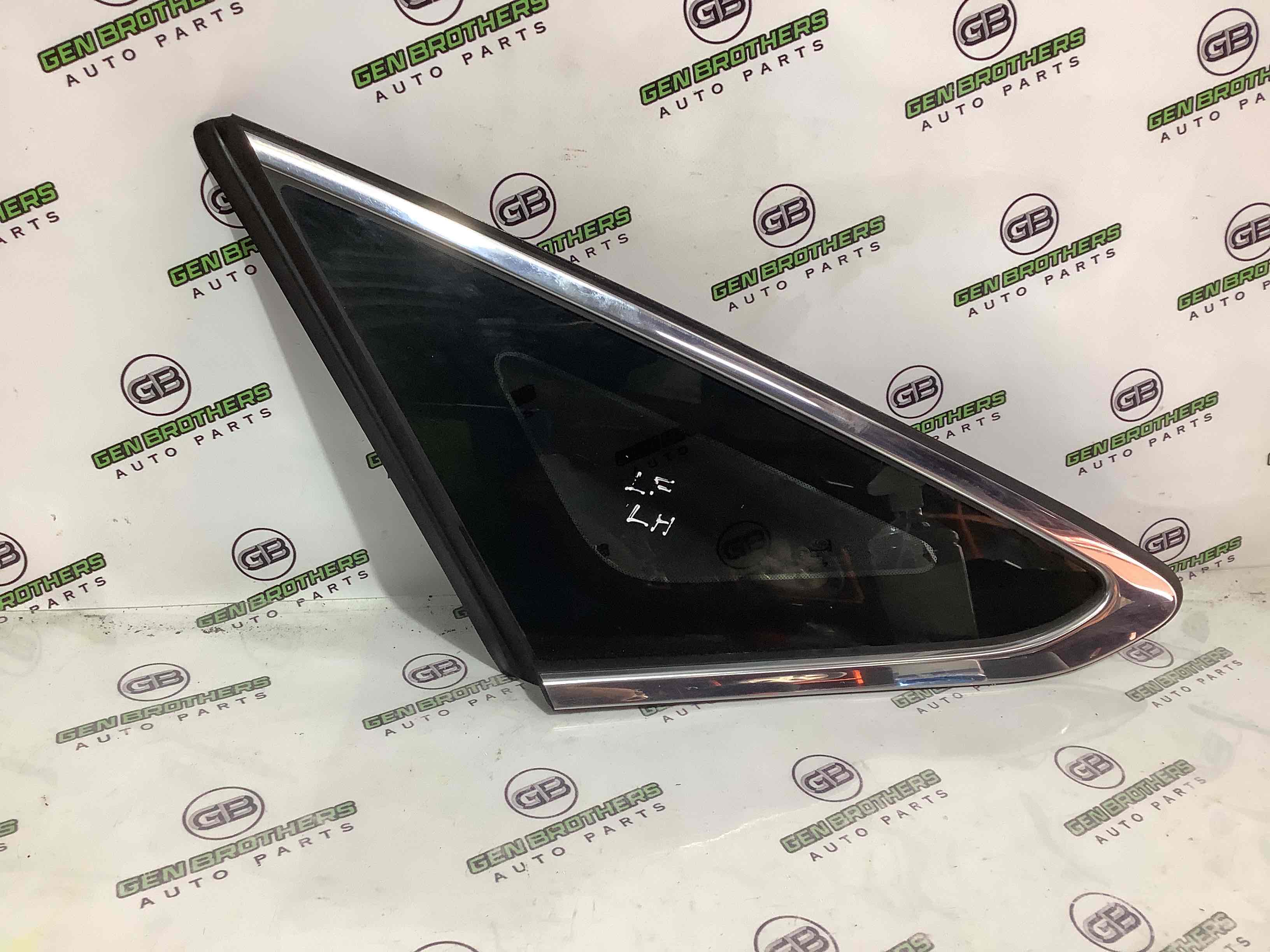 Скло кузовне бічне ліве