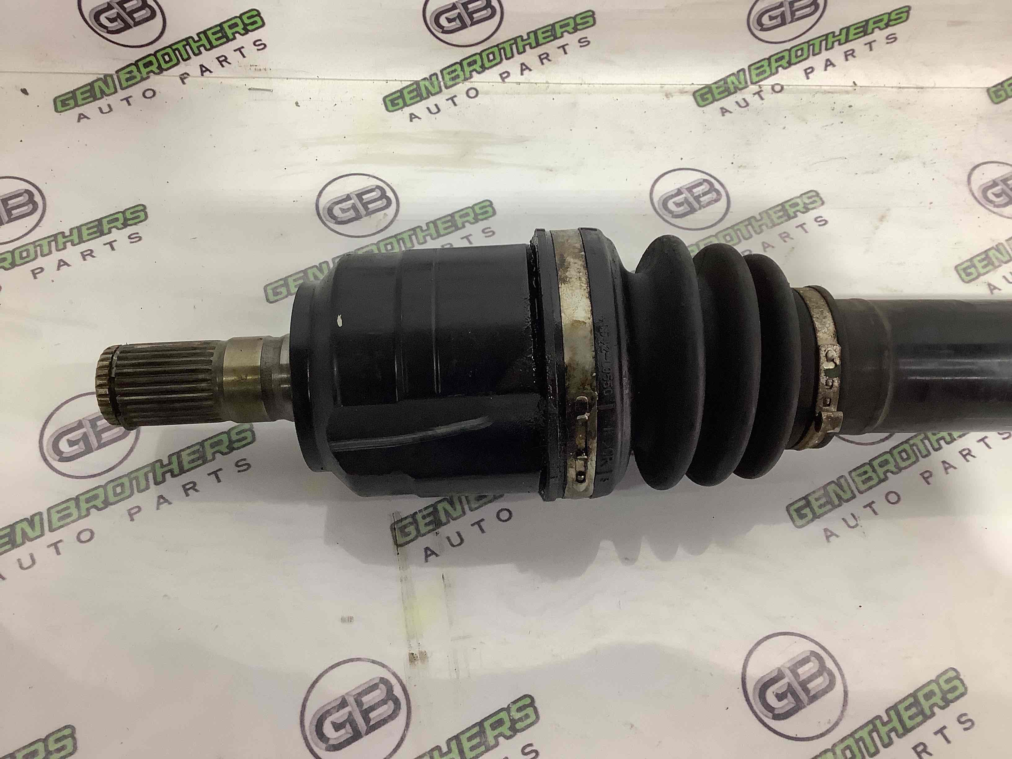 Піввісь передня права (привідний вал, ШРУС)