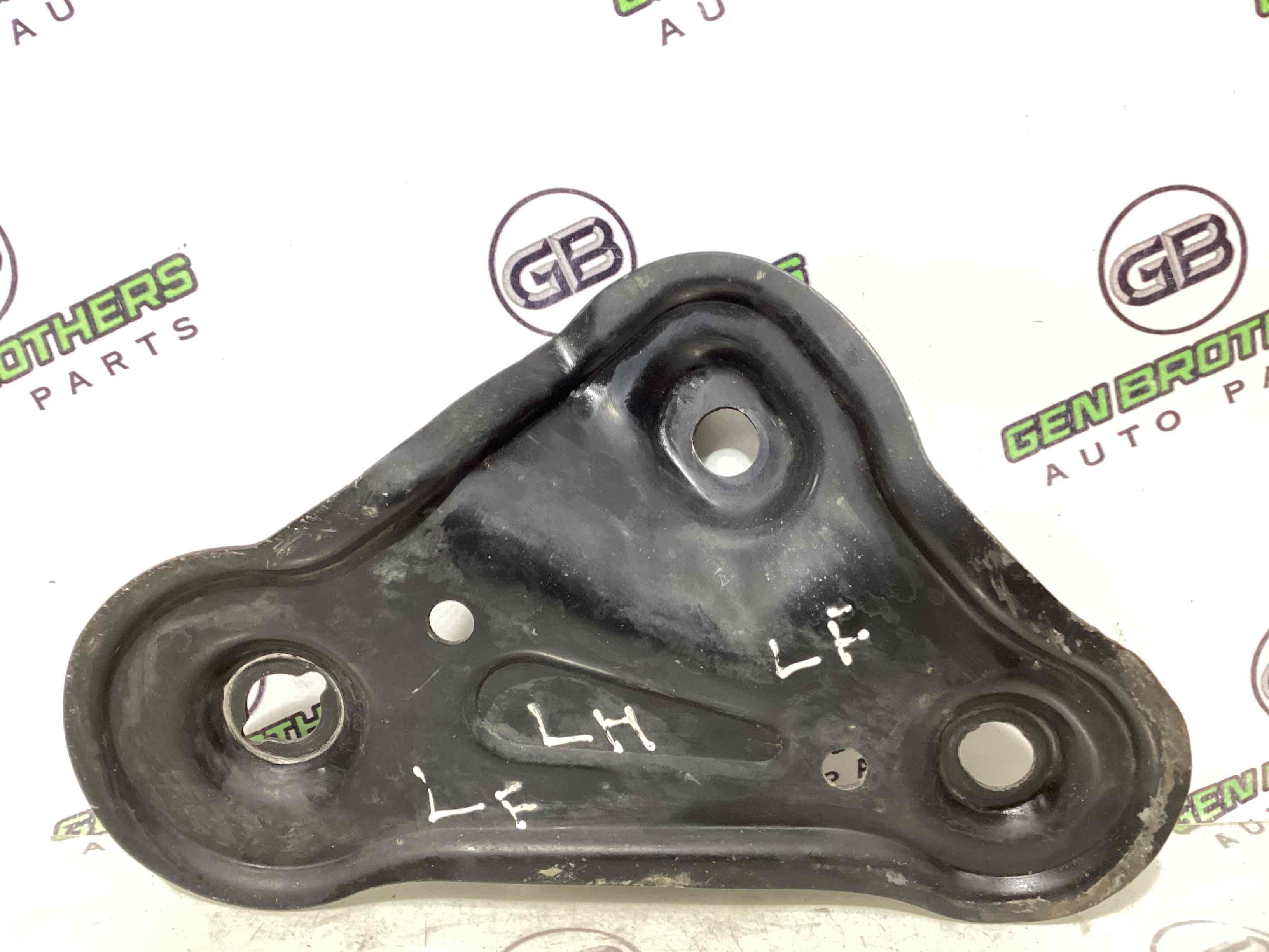 Кронштейн переднього підрамника