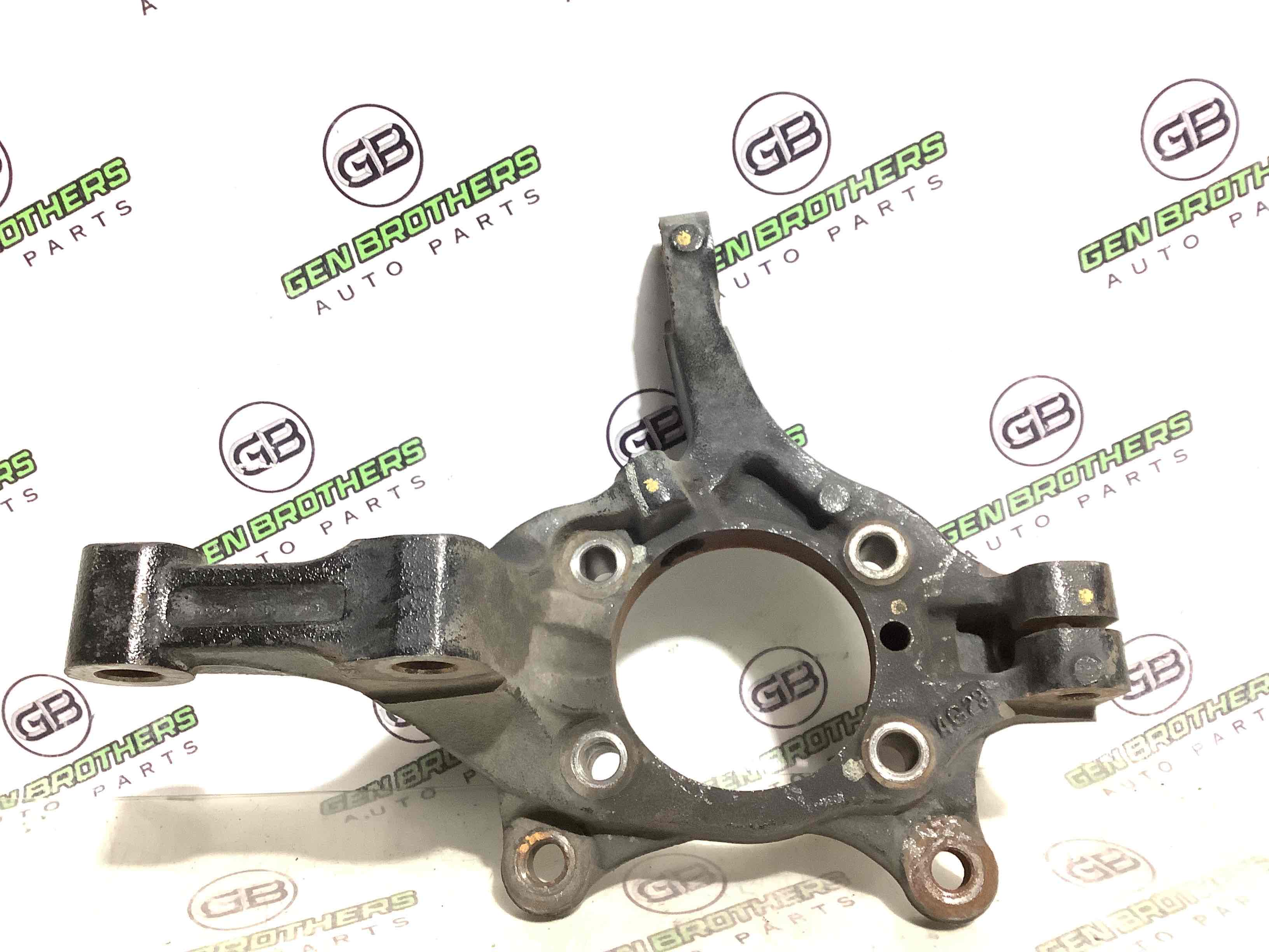 Кулак поворотний правий