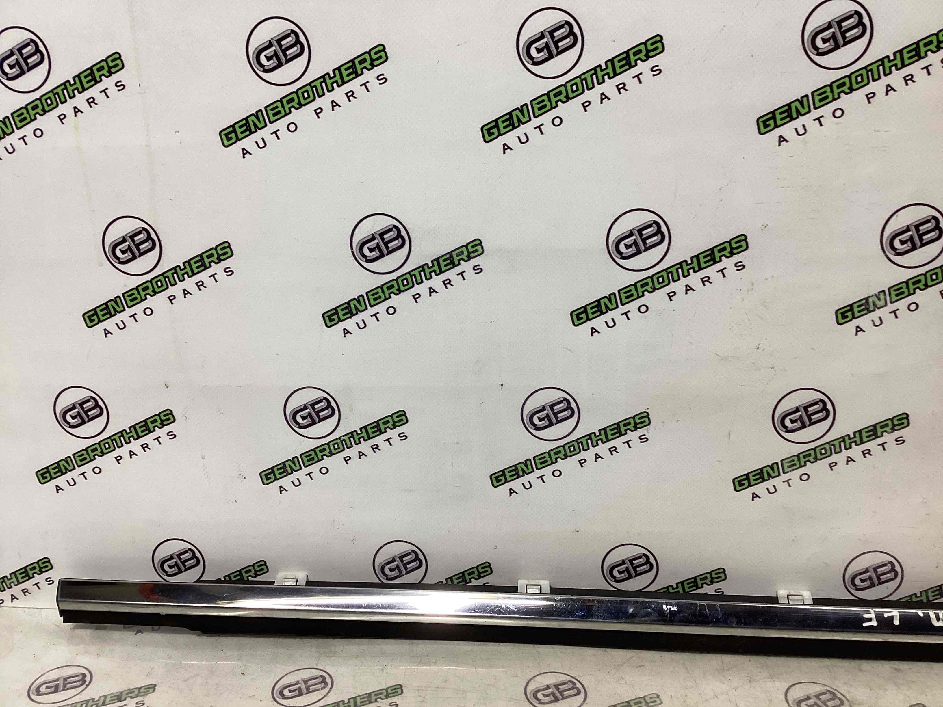 Молдинг двері задньої правої