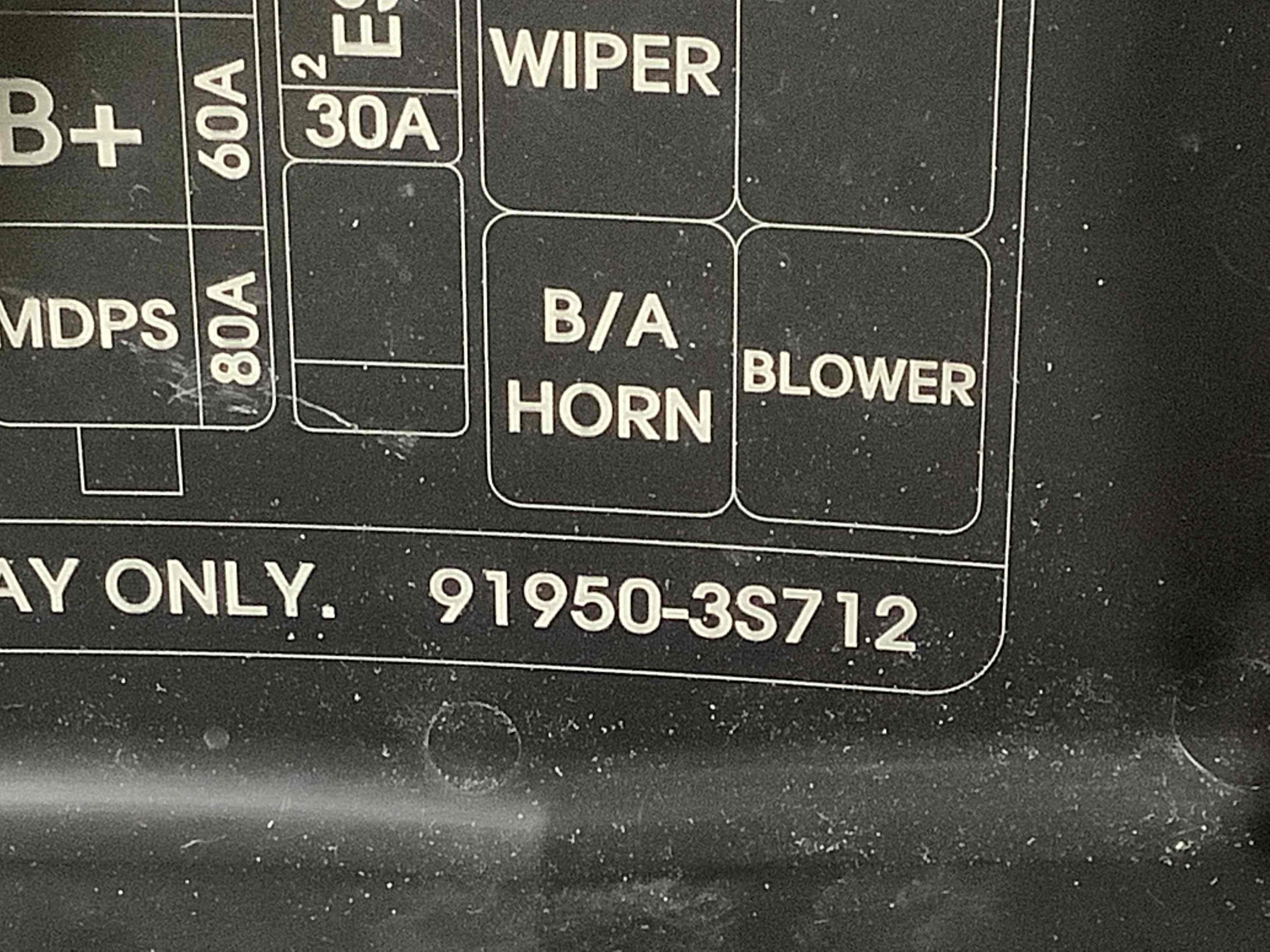 Кришка корпус блоку запобіжників