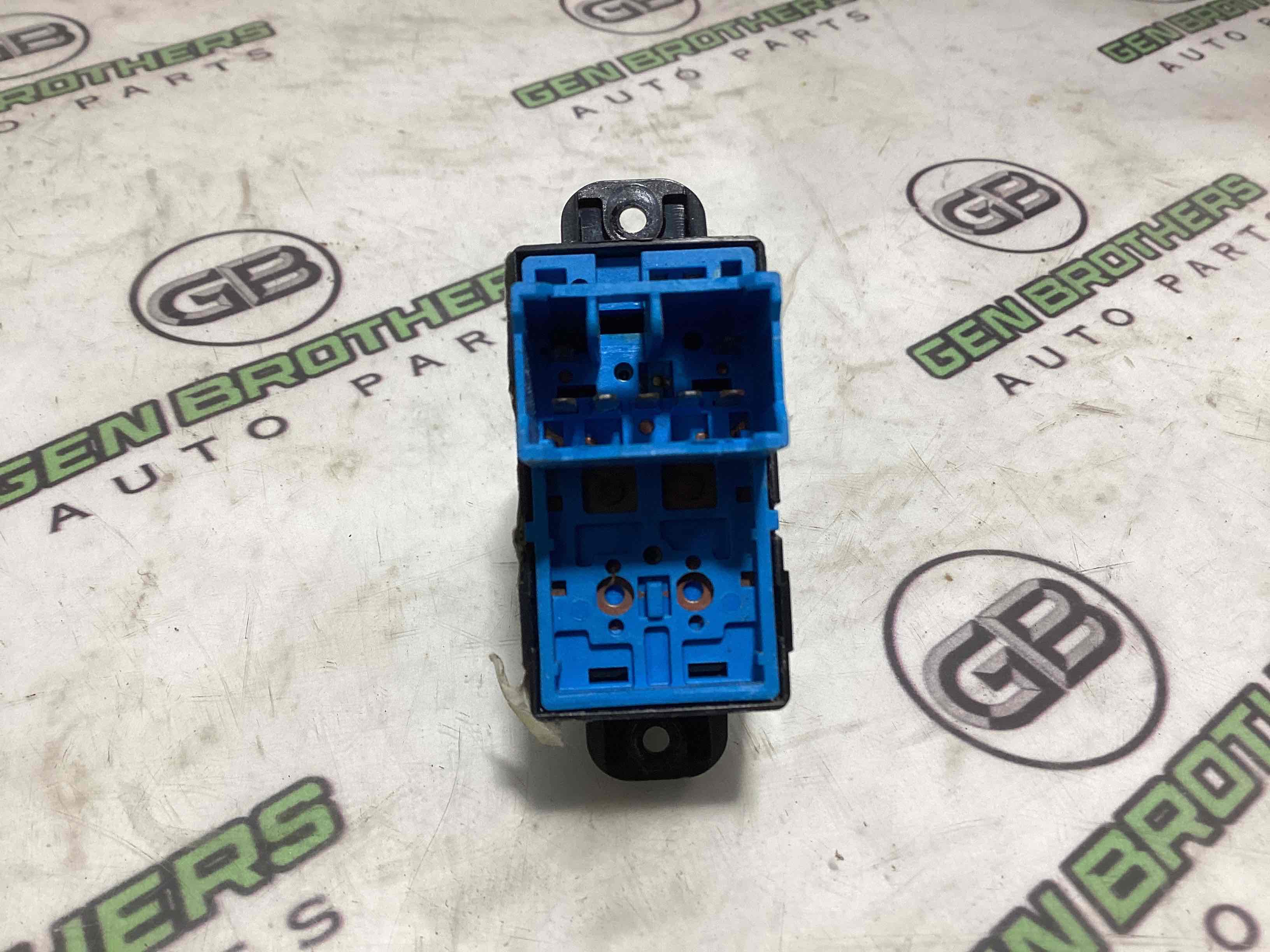 Кнопки керування склопідйомниками