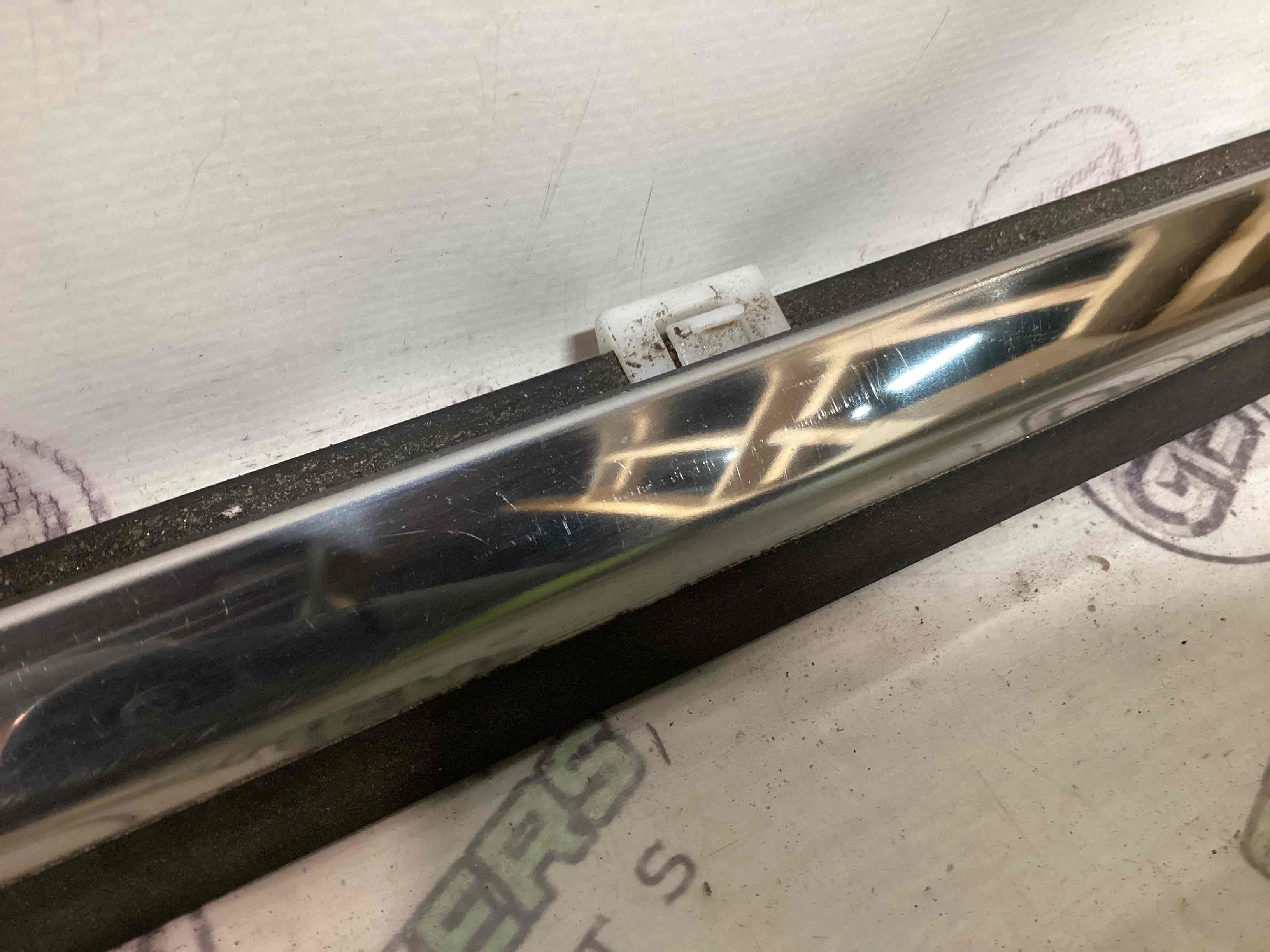 Ущільнювач скла, двері