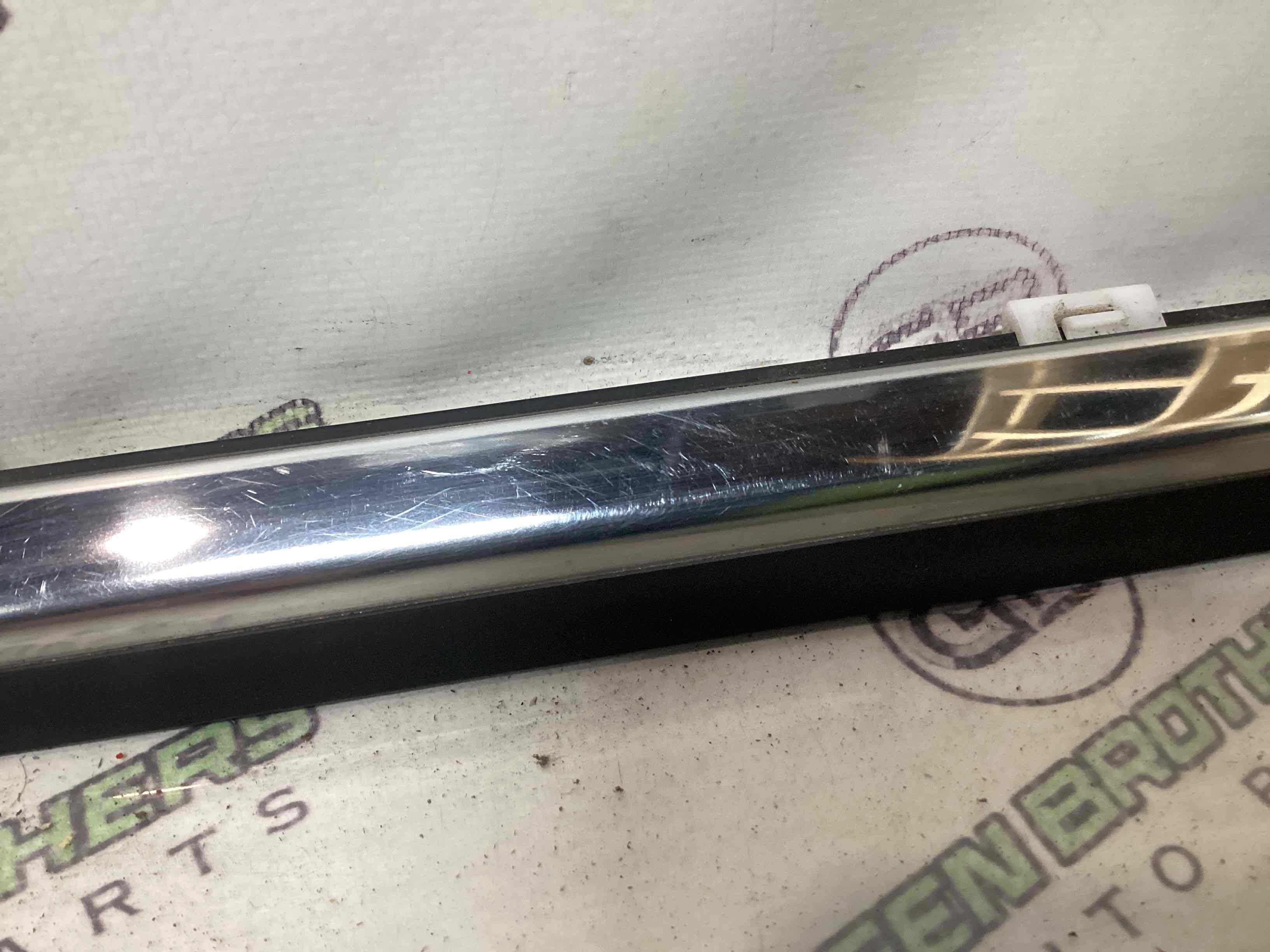 Ущільнювач скла, двері