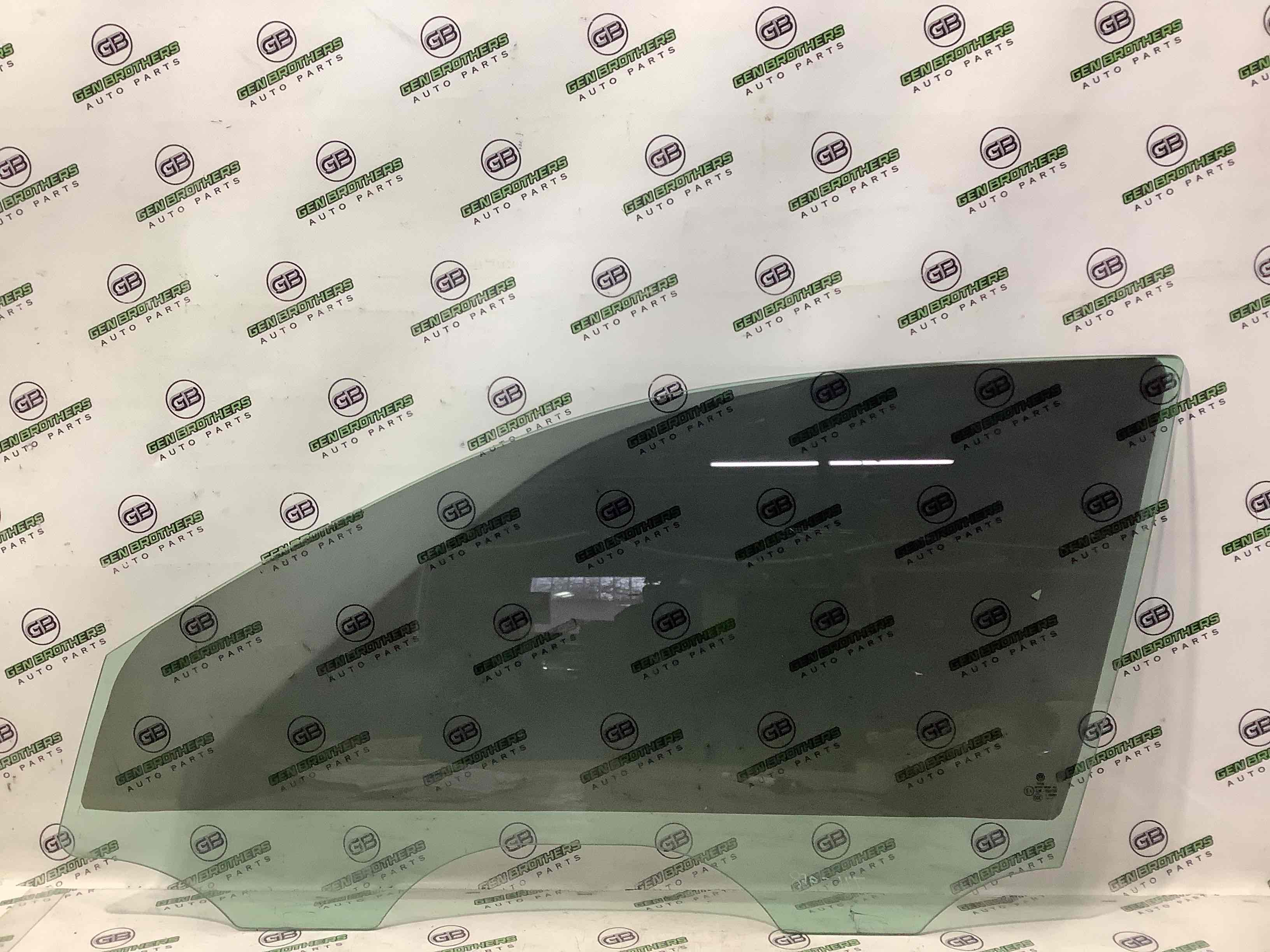 Скло переднє ліве