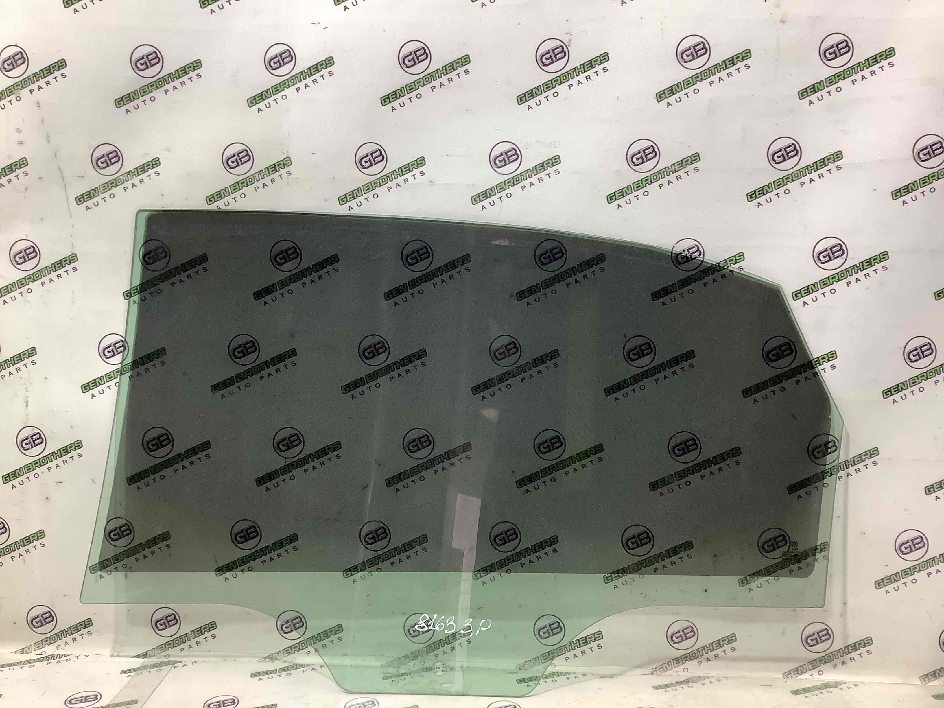 Скло заднє праве