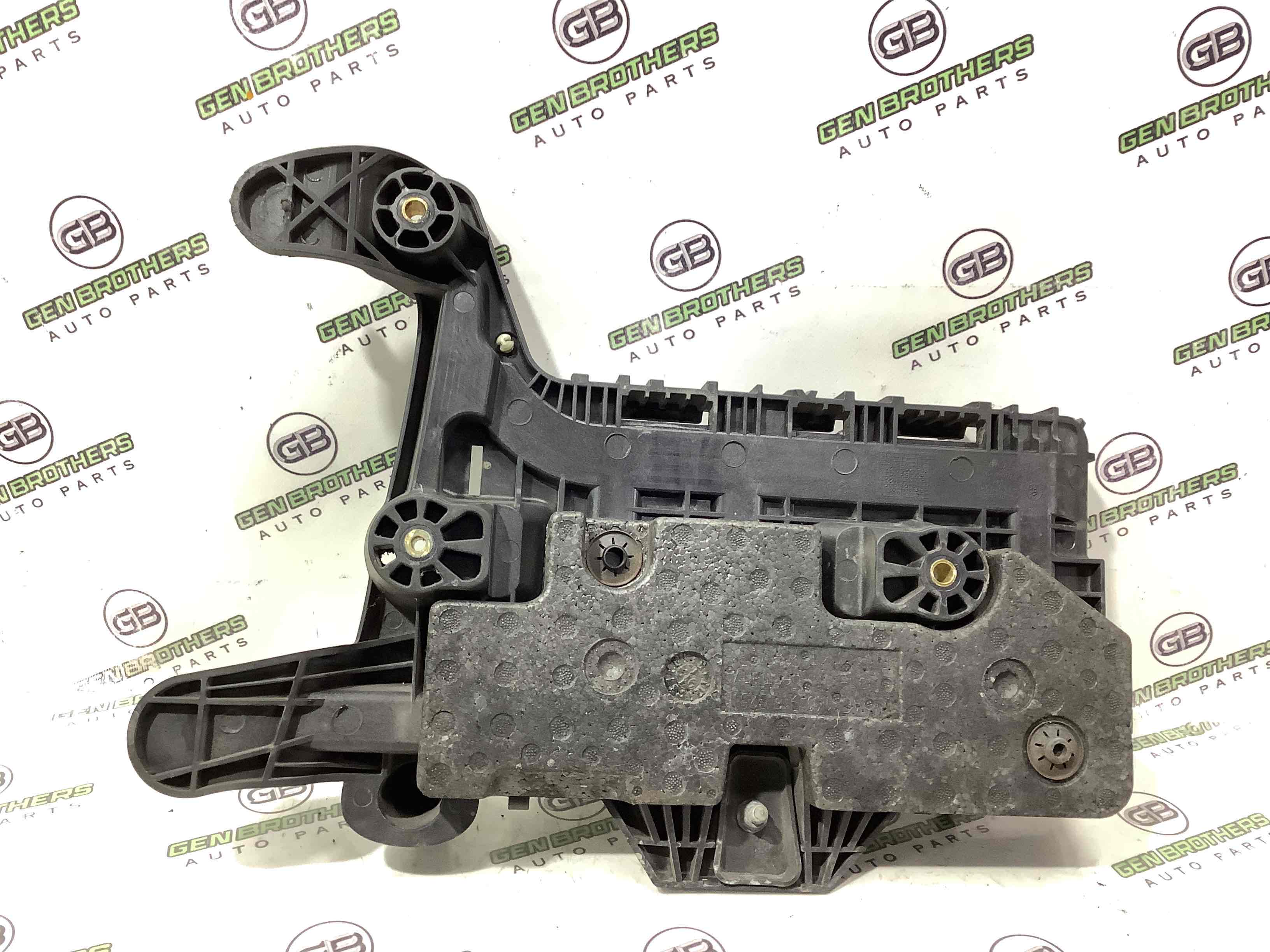 Полиця акумулятора, кришка, кріплення майданчик АКБ