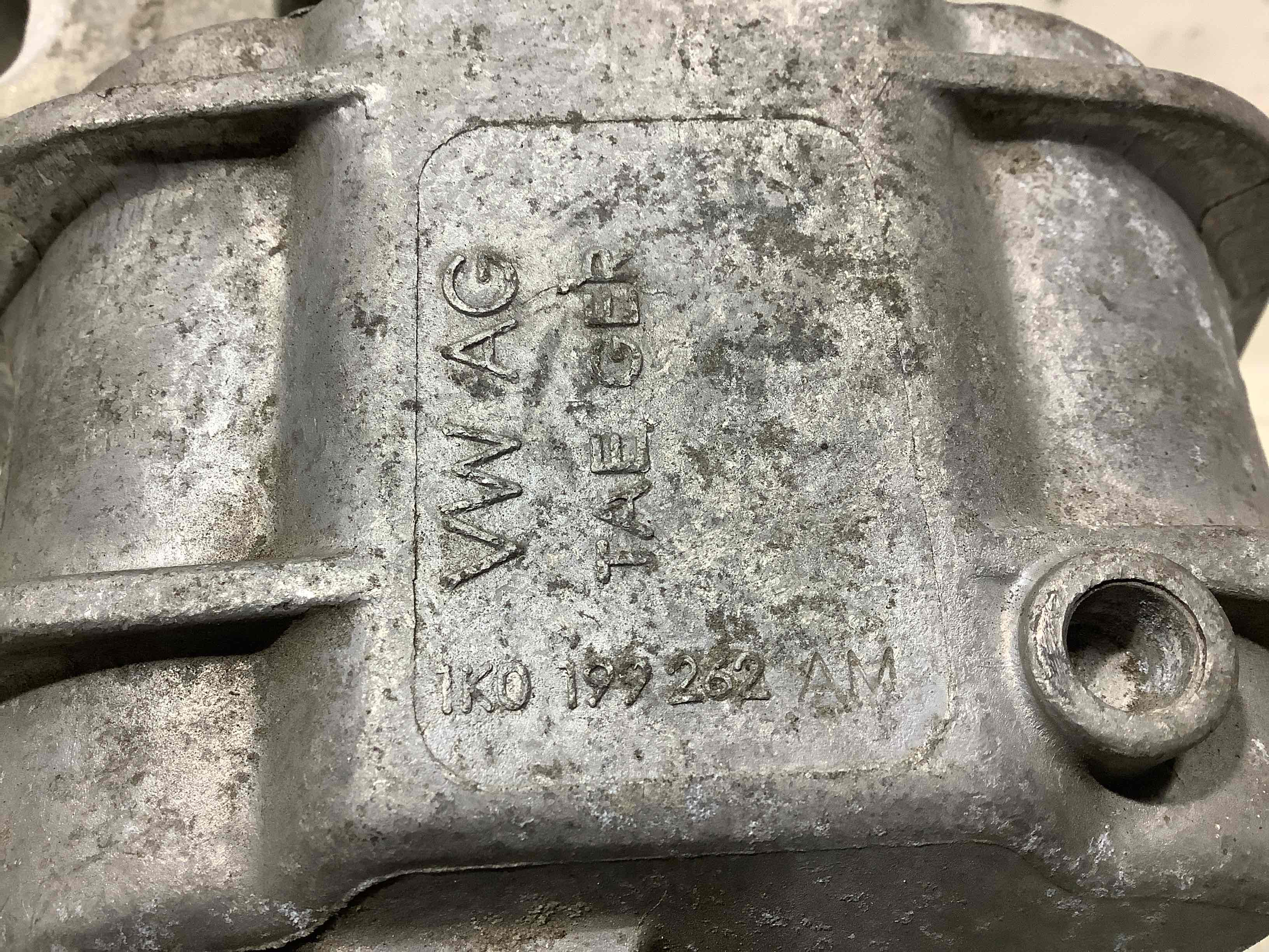 Подушка кріплення двигуна