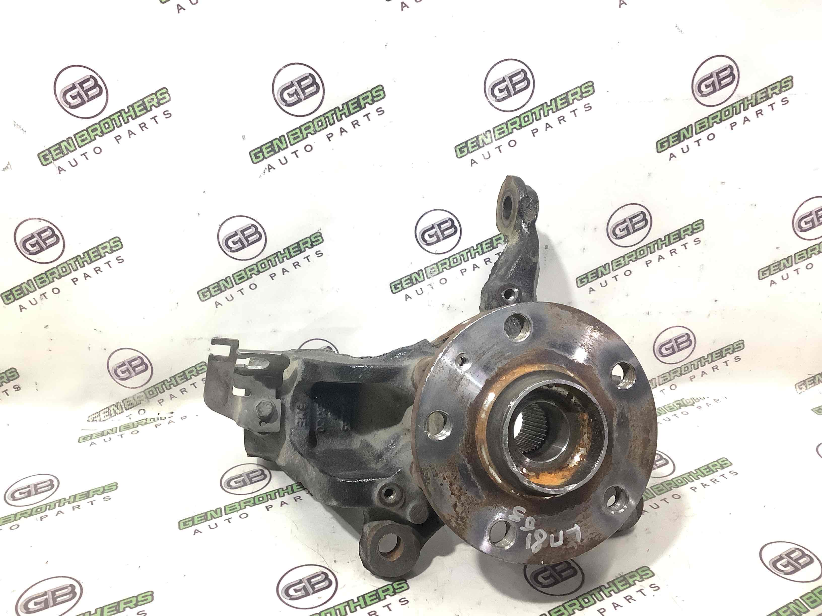 Кулак поворотний лівий