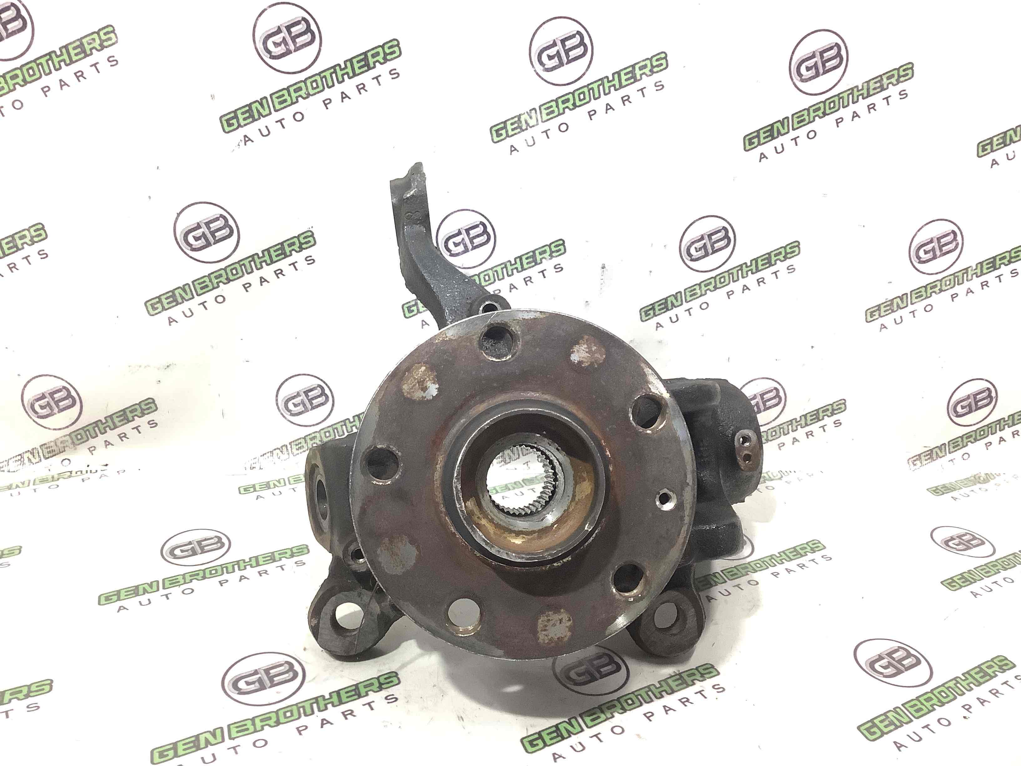 Кулак поворотний правий