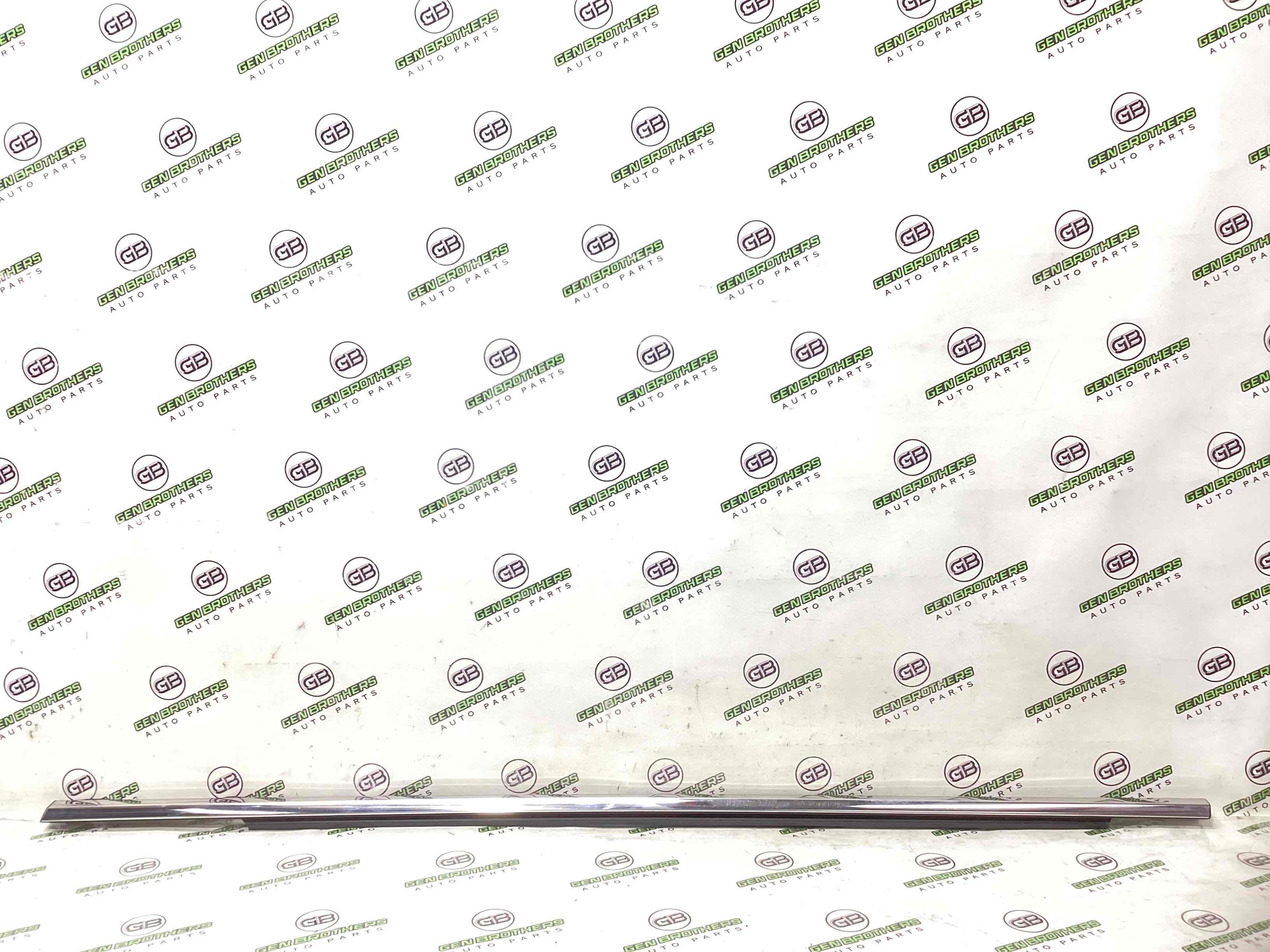 Молдинг двери передней левой