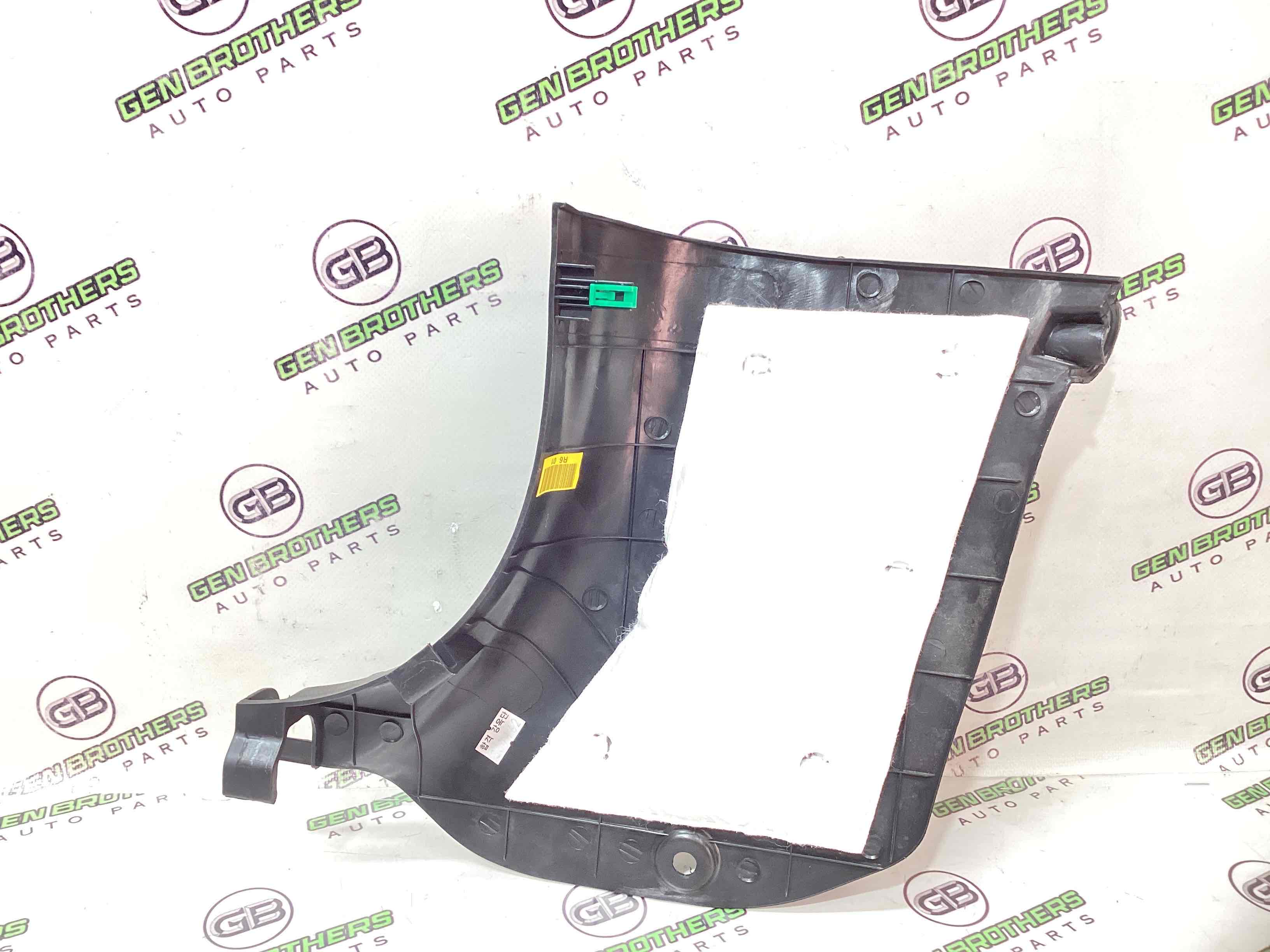 Обшивка передней стойки правая