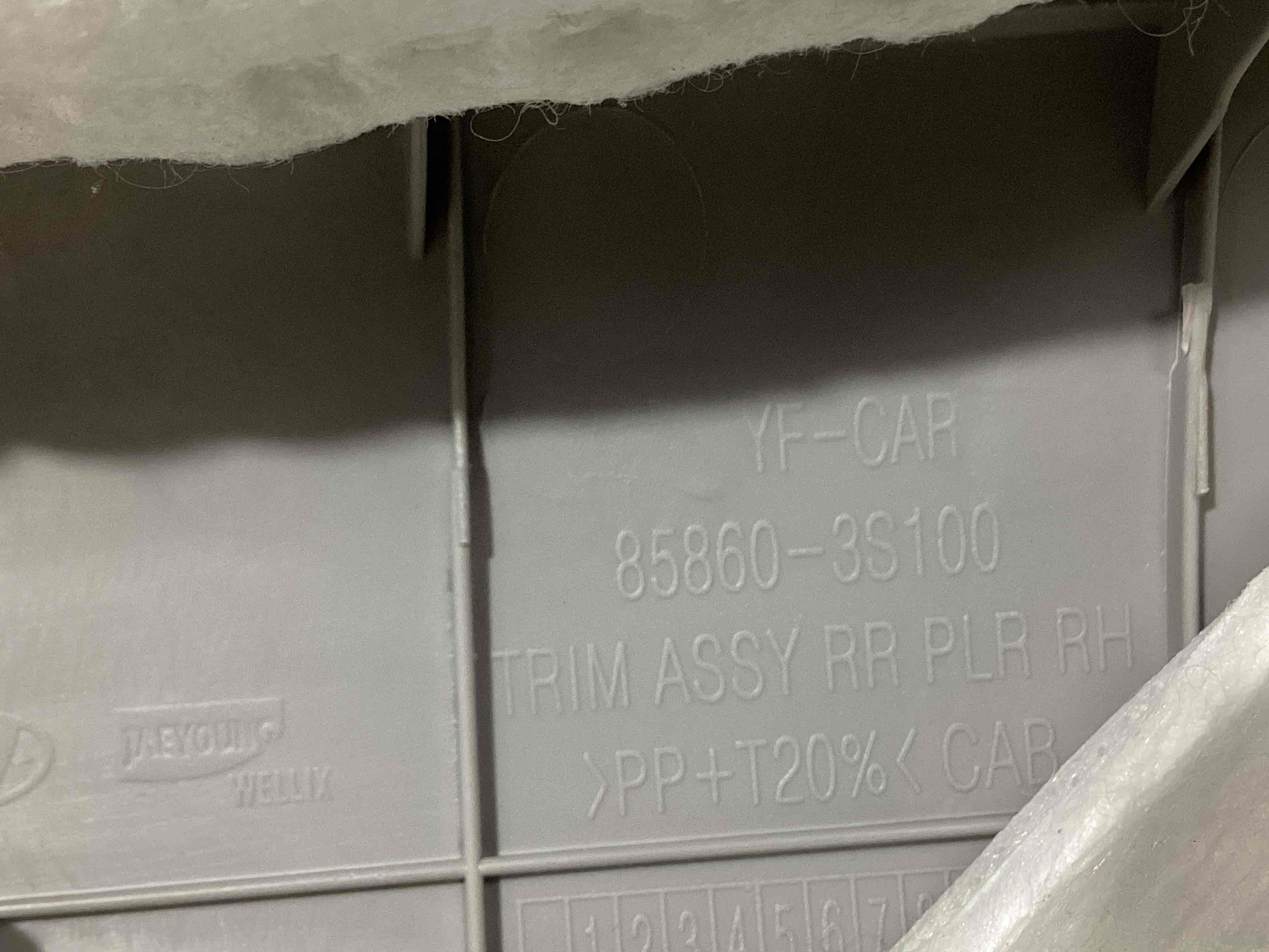 Обшивка задней стойки правая