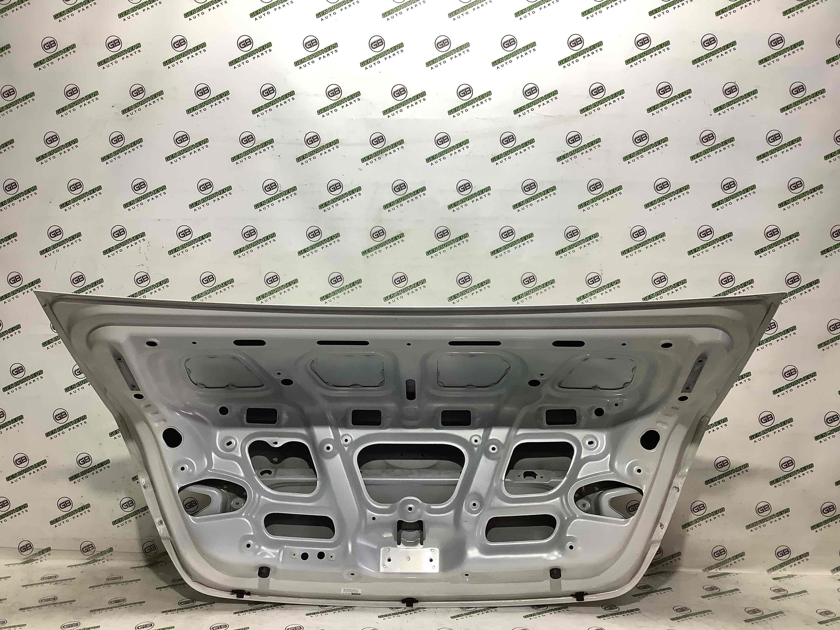 Крышка багажника, дверь багажника