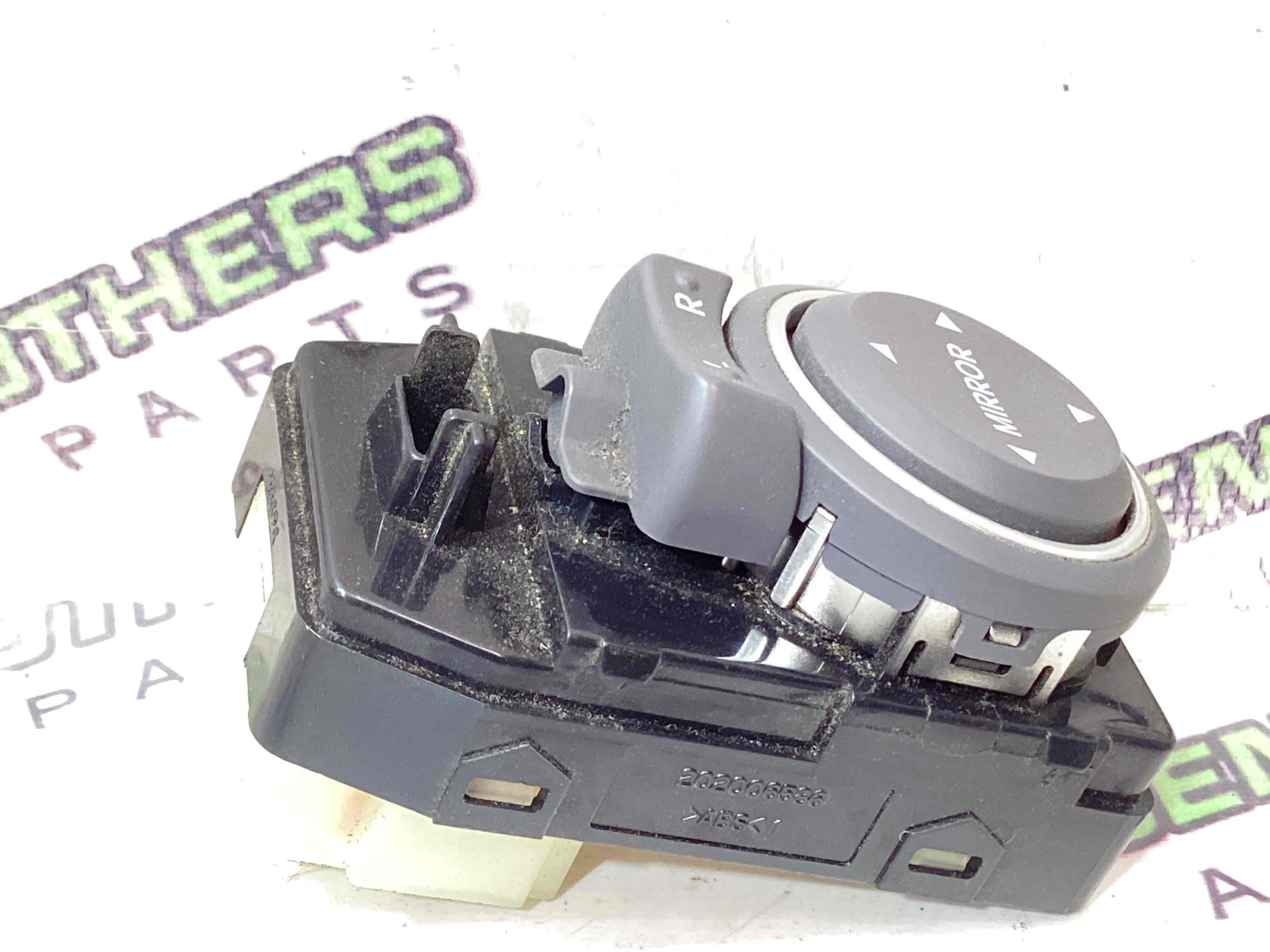 Кнопка регулировки зеркал