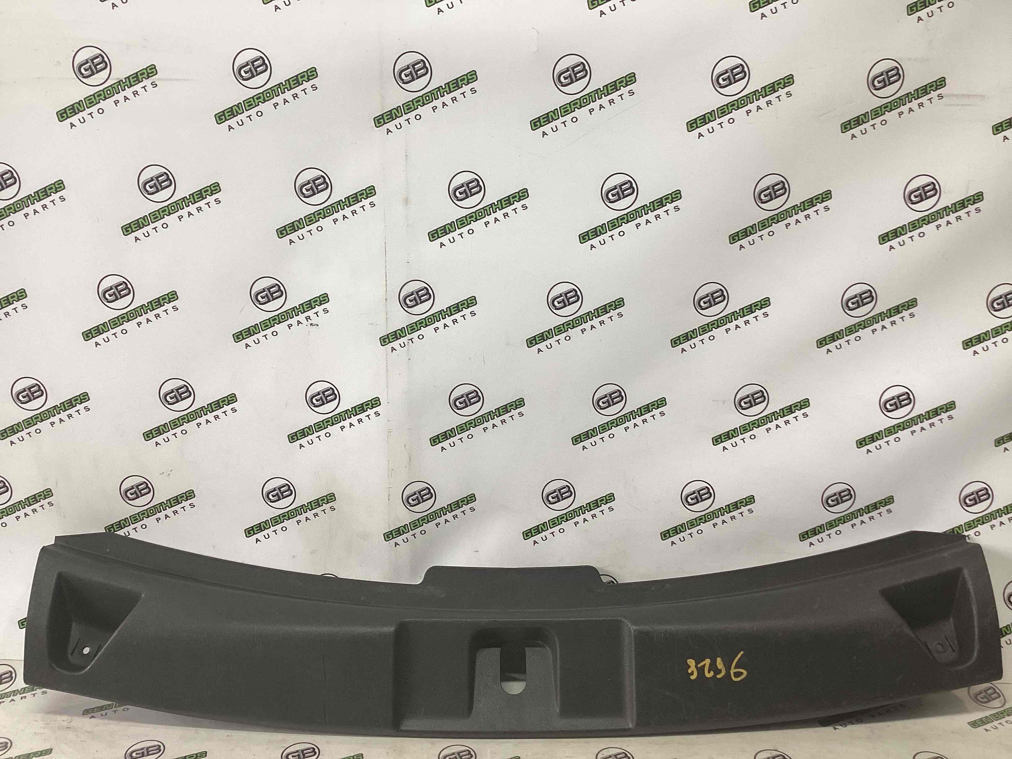 Елементи оздоблення багажника