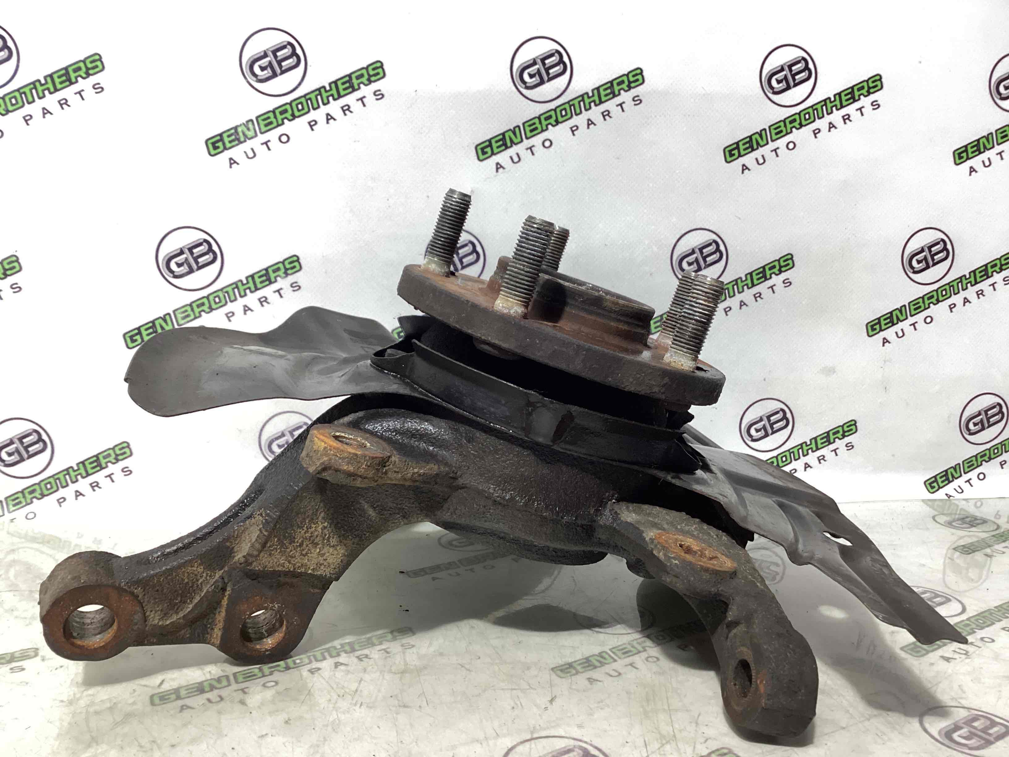 Кулак поворотний правий