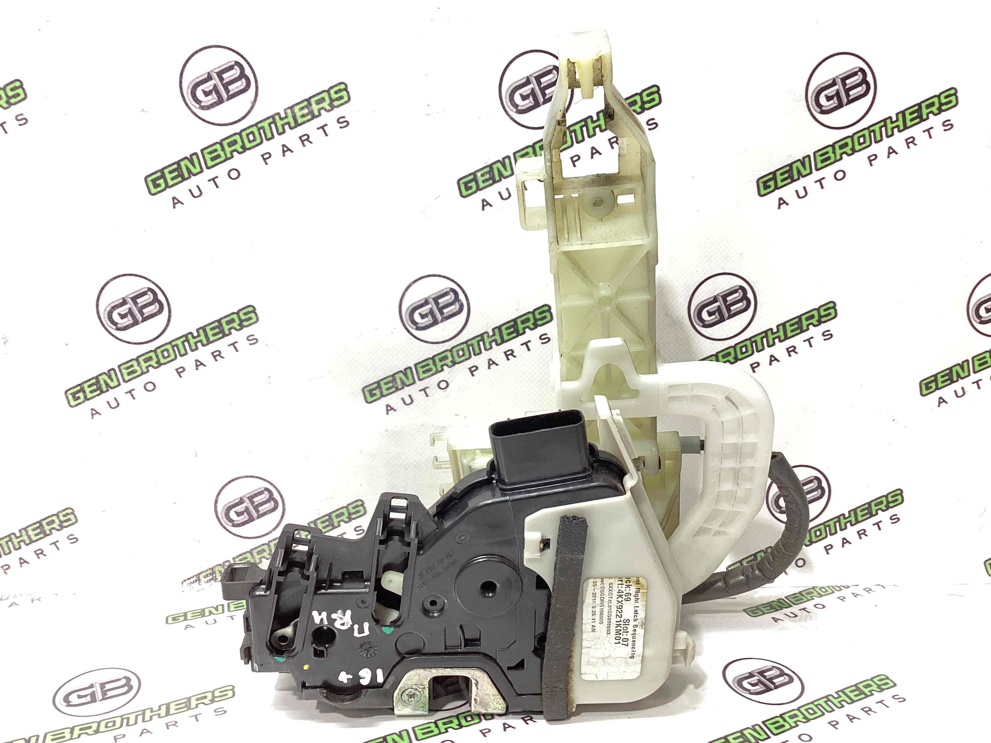 Замок двери передней правой