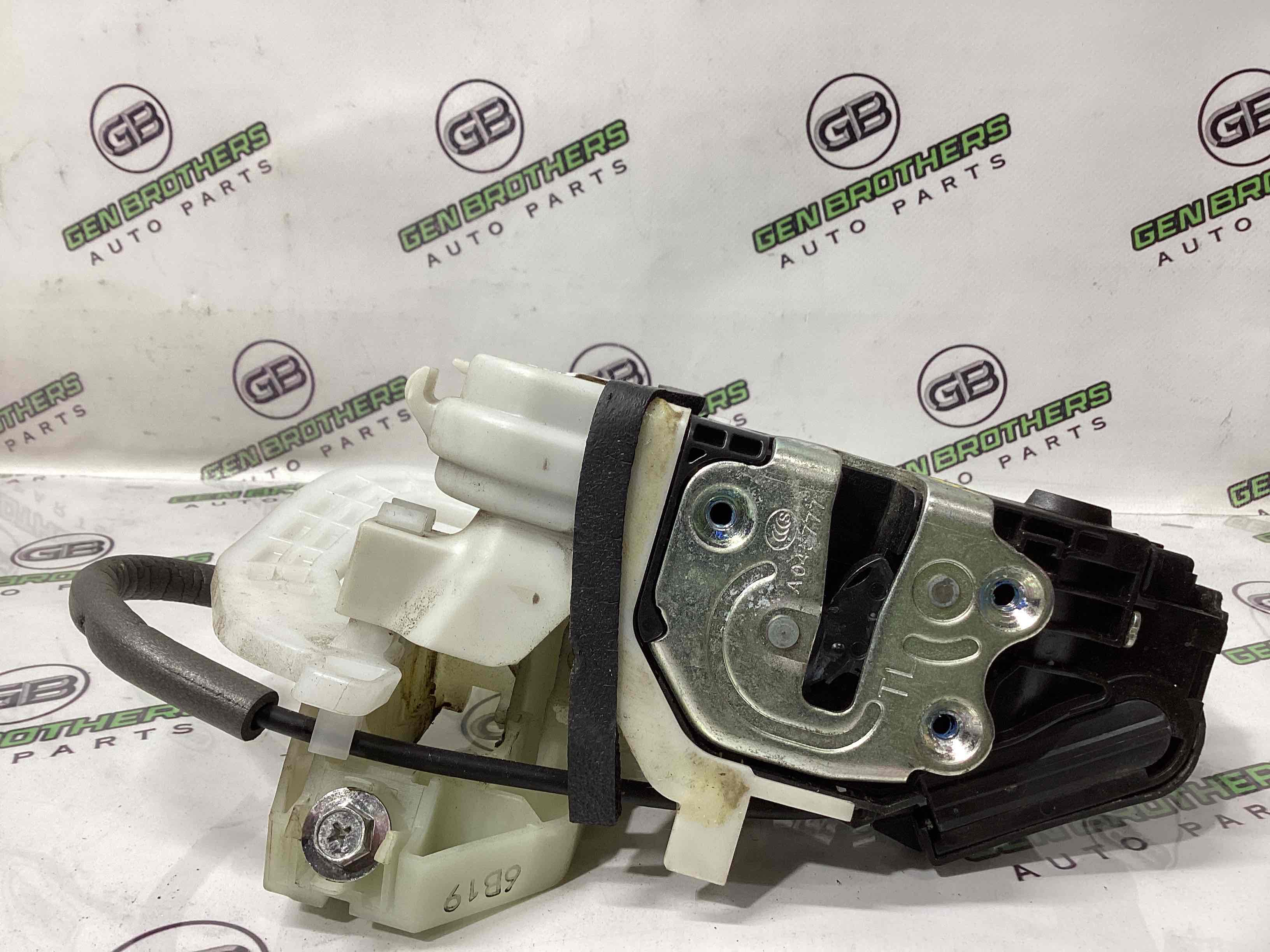 Замок двери передней левой