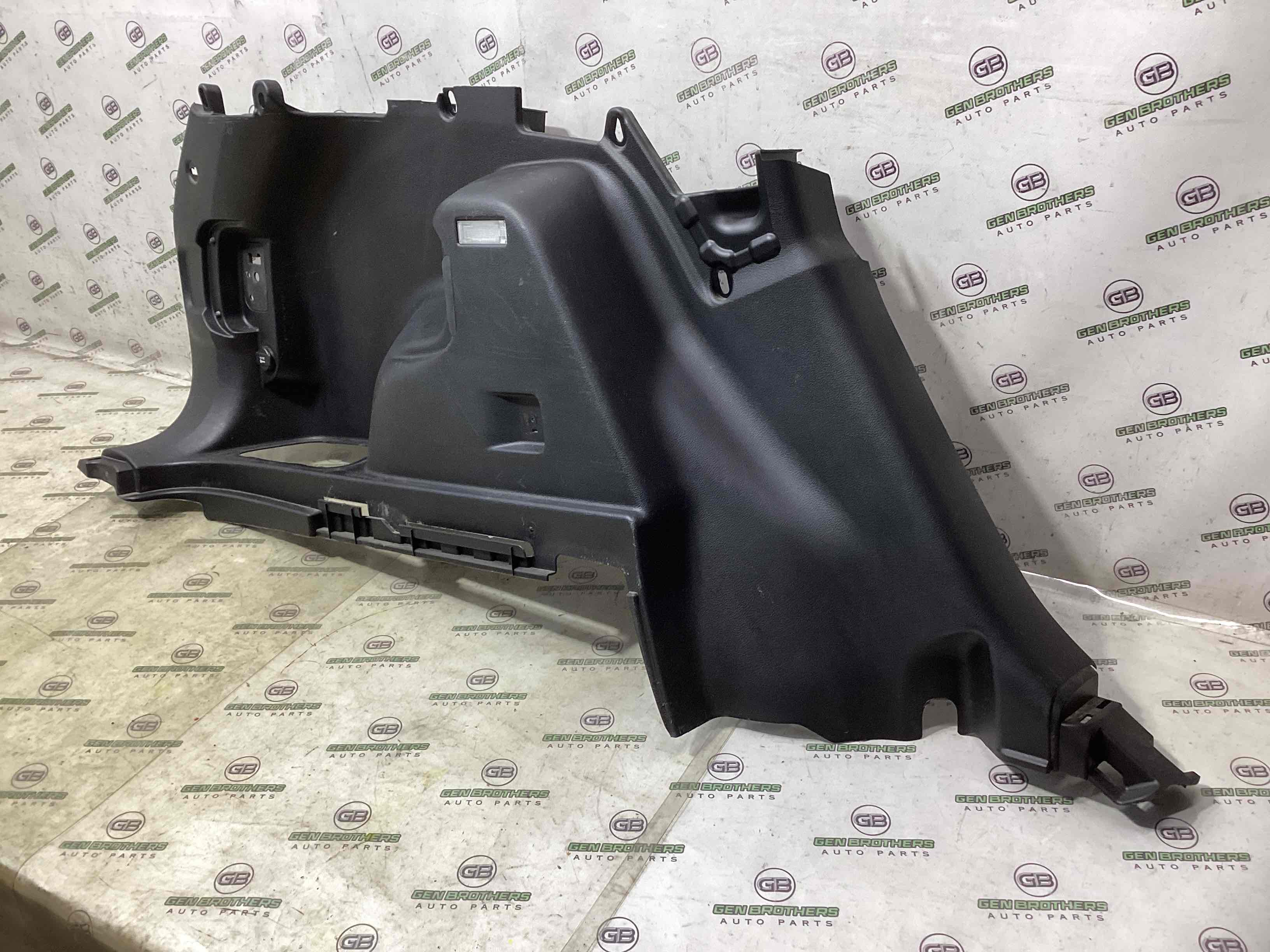 Елементи оздоблення багажника