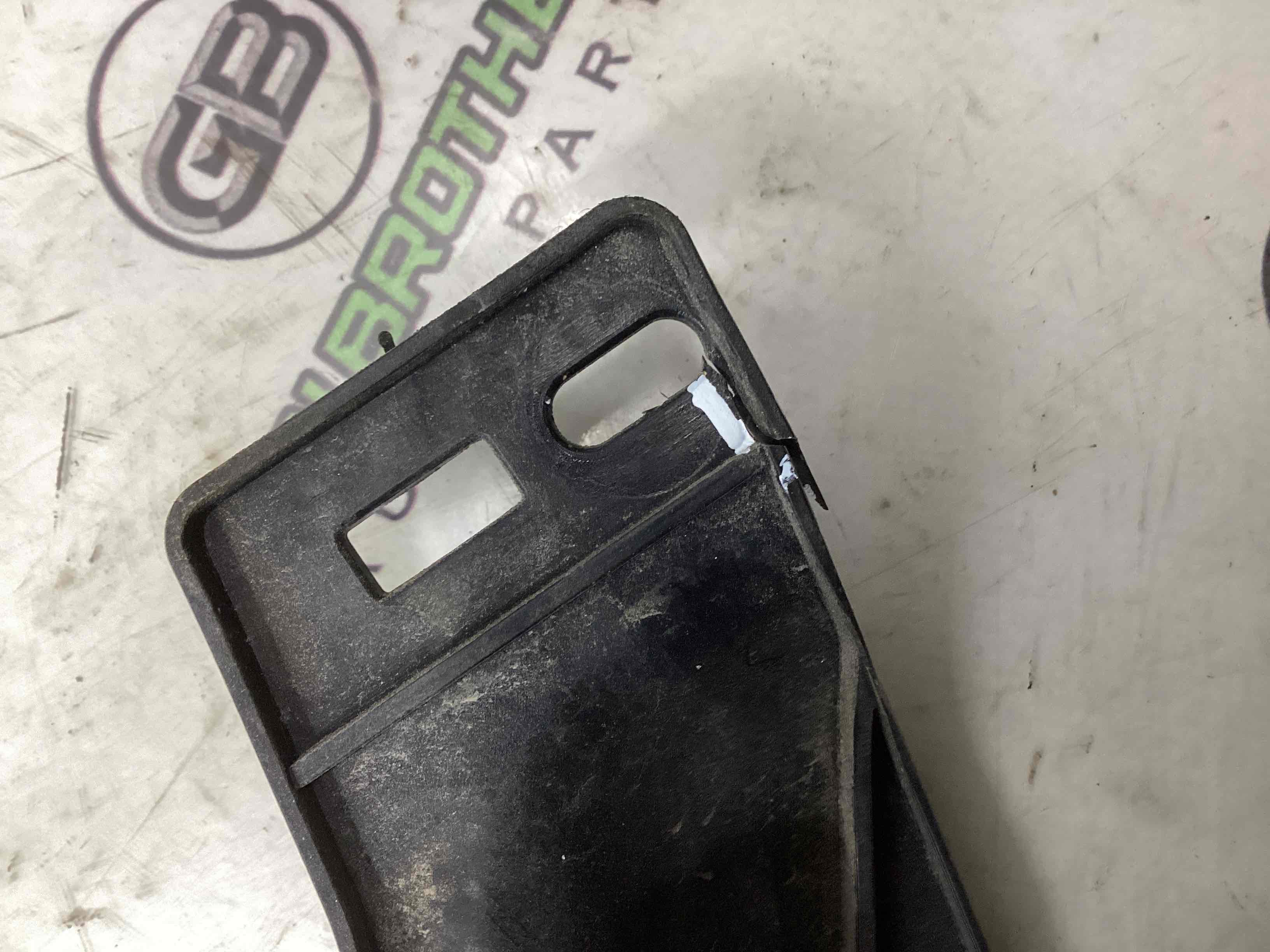 Кріплення заднього бампера центральне