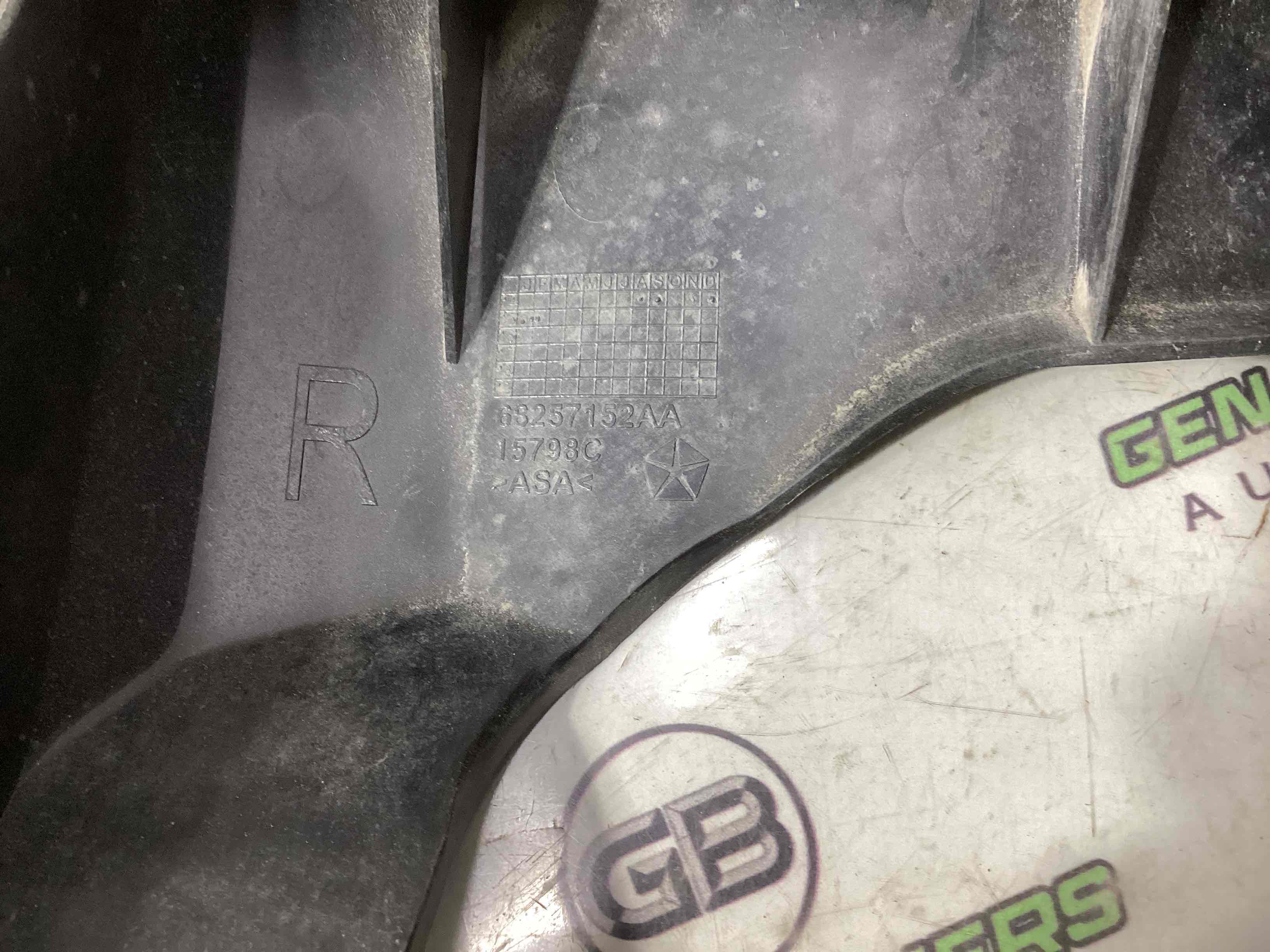 Кріплення заднього бампера праве