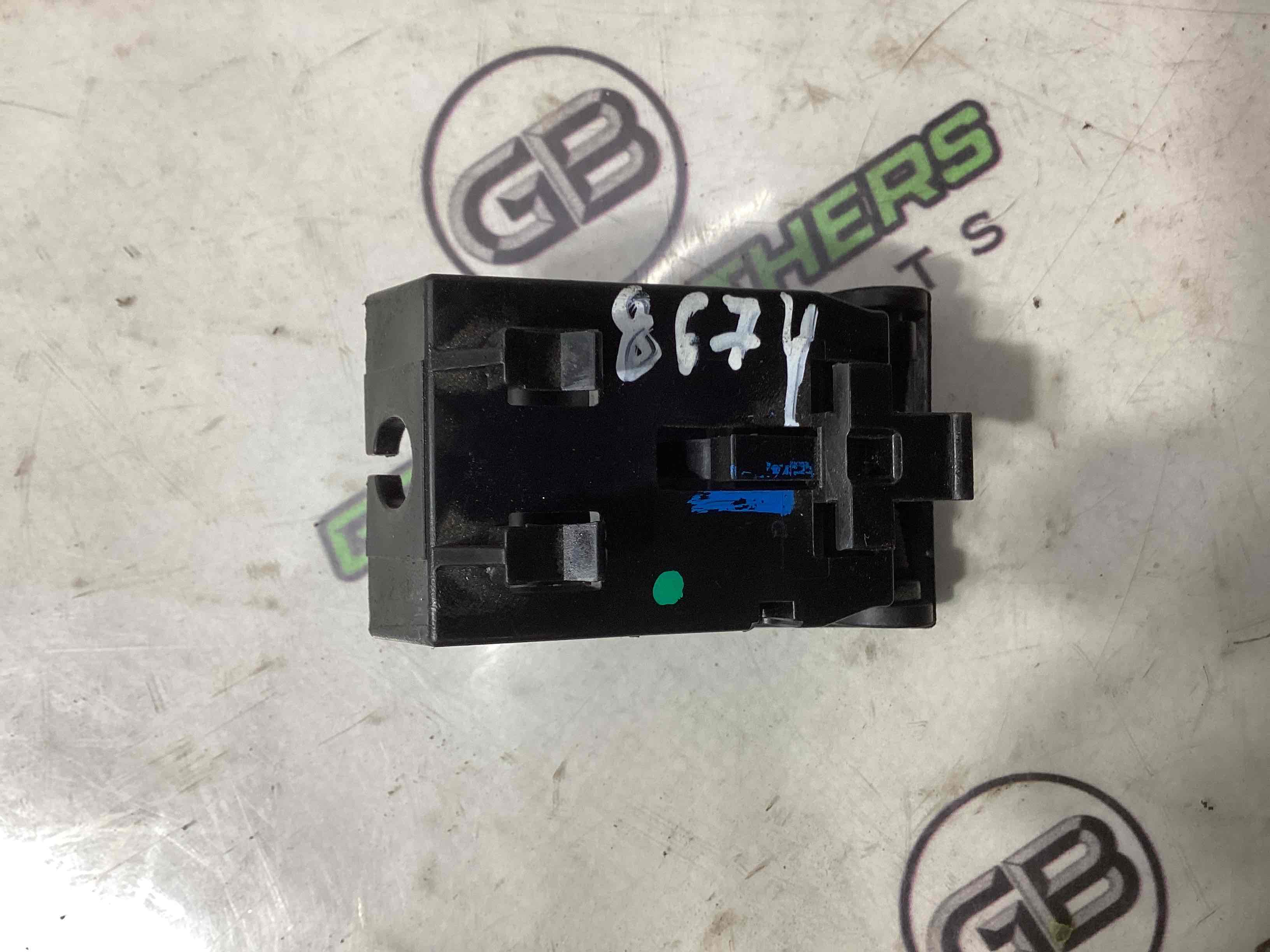 Ручка відкривання капота