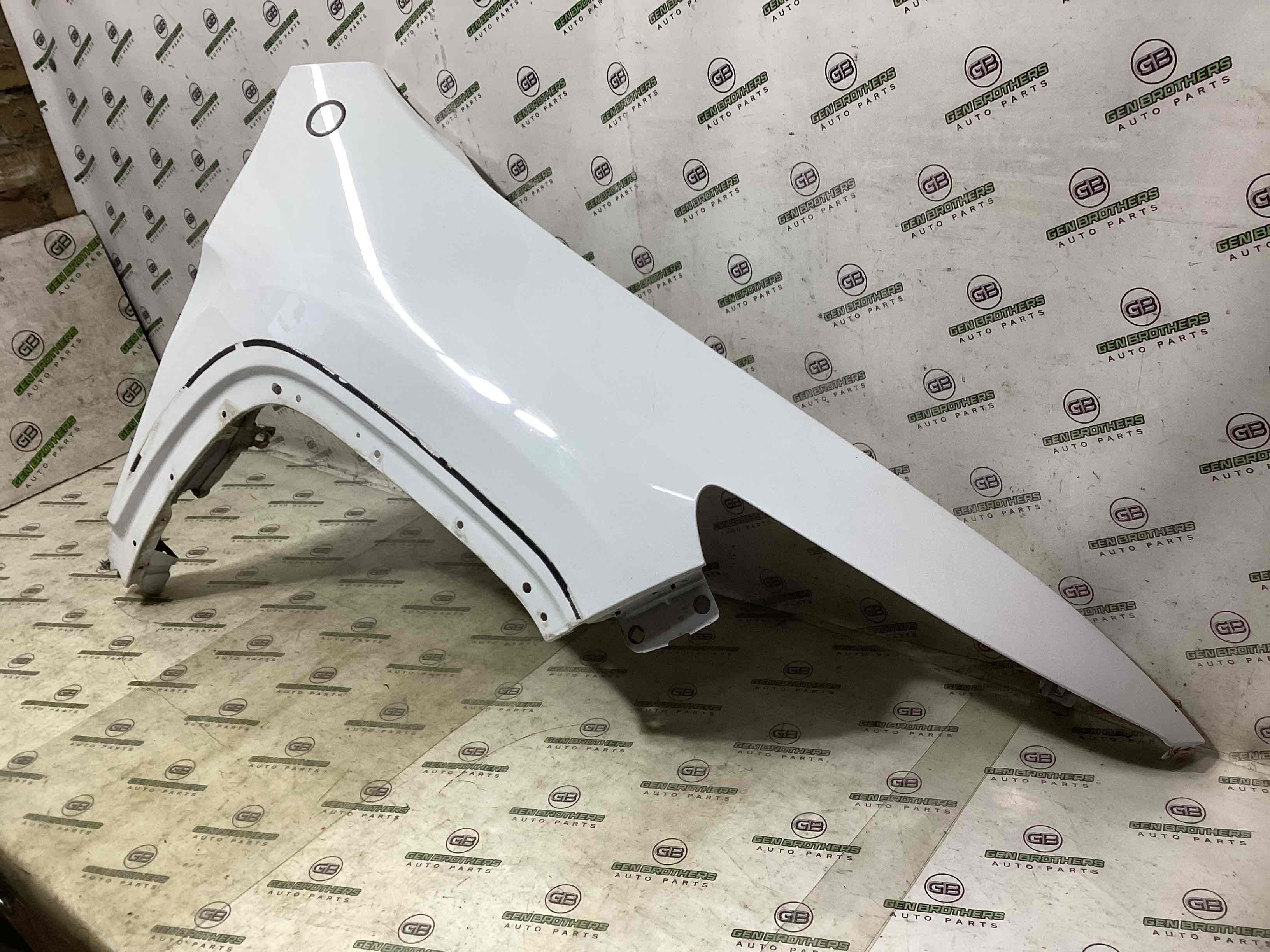 Крило переднє праве