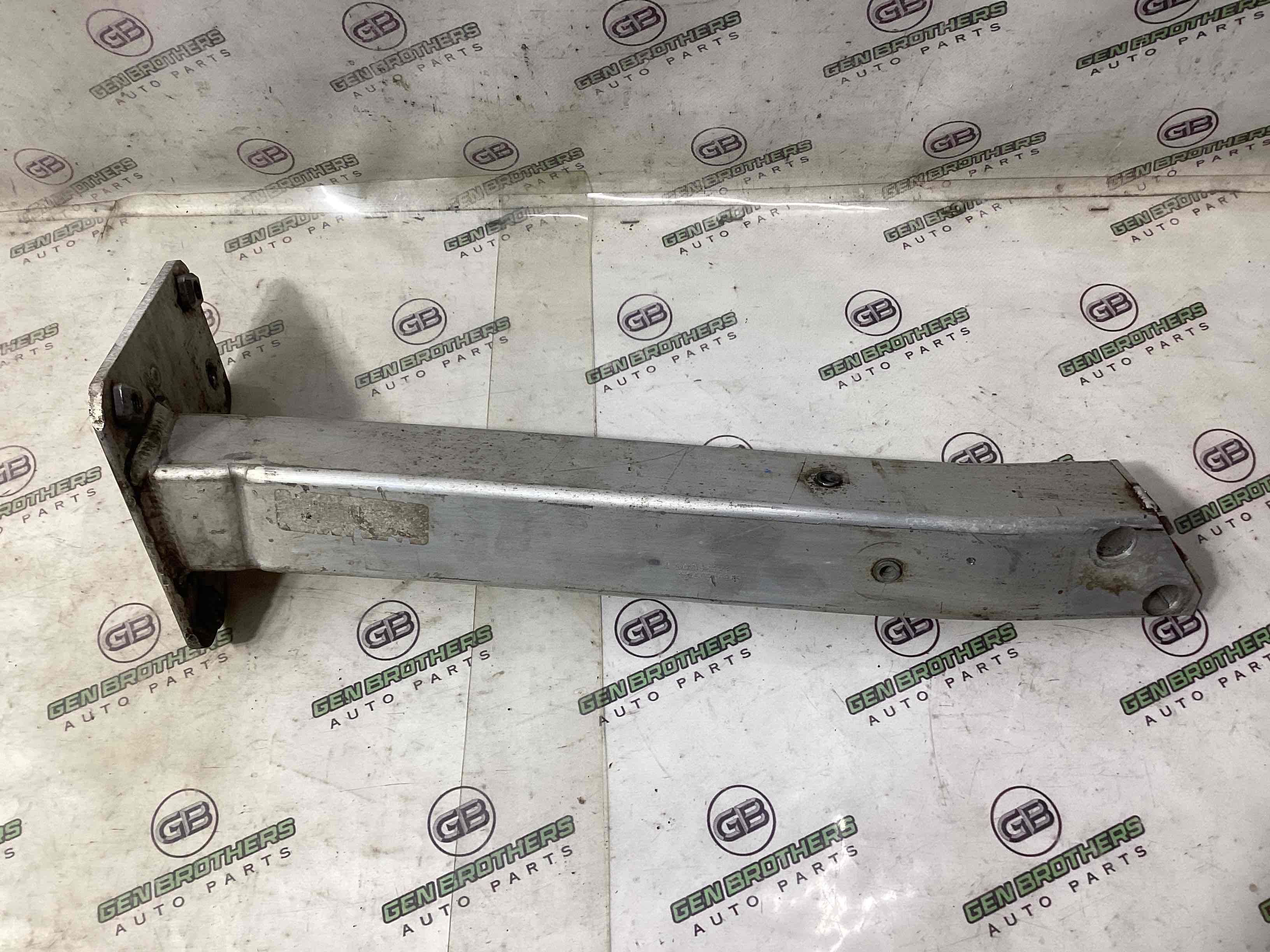 Кронштейн підсилювача бампера