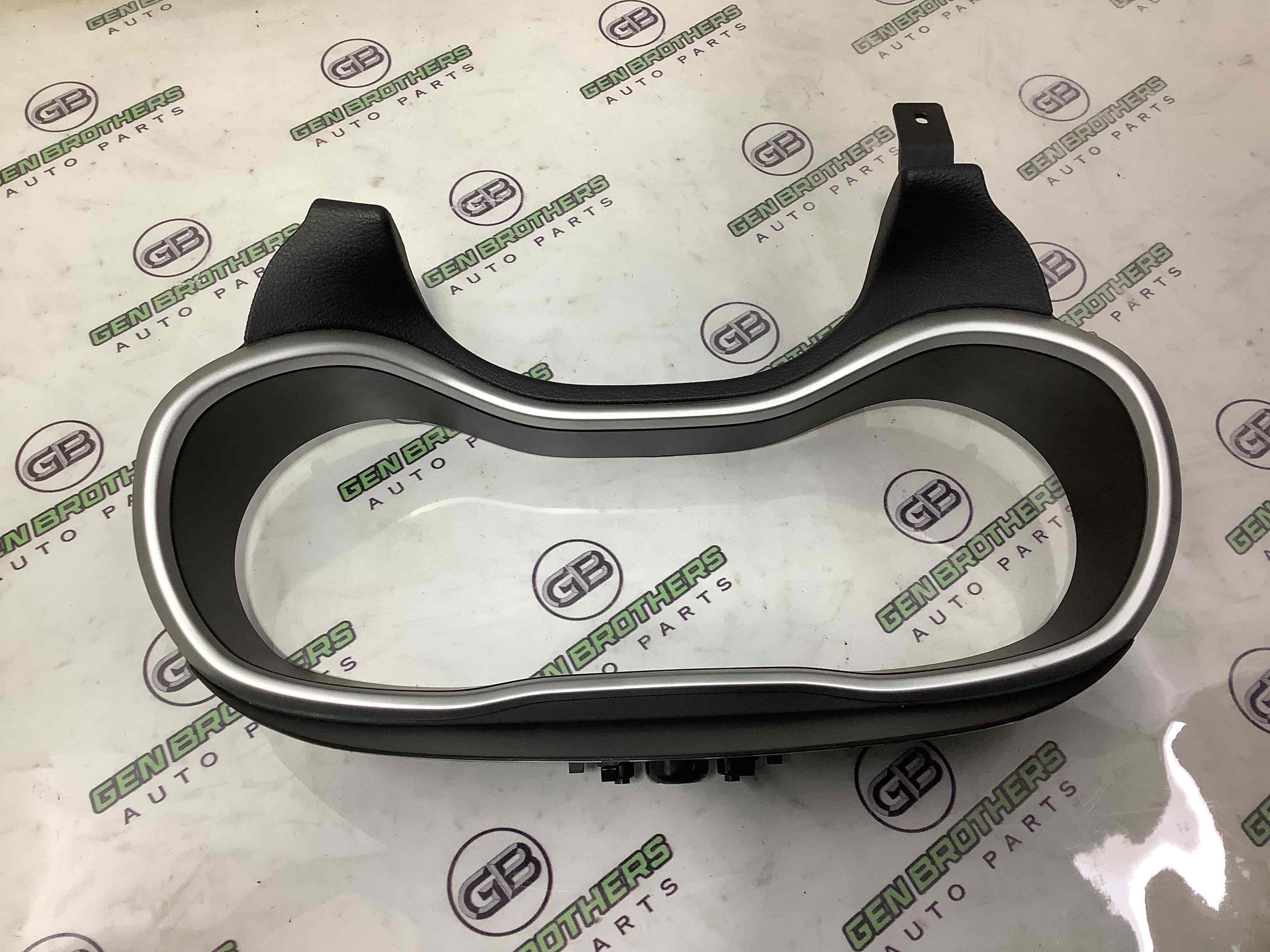 Обшивка панелі приладів торпедо