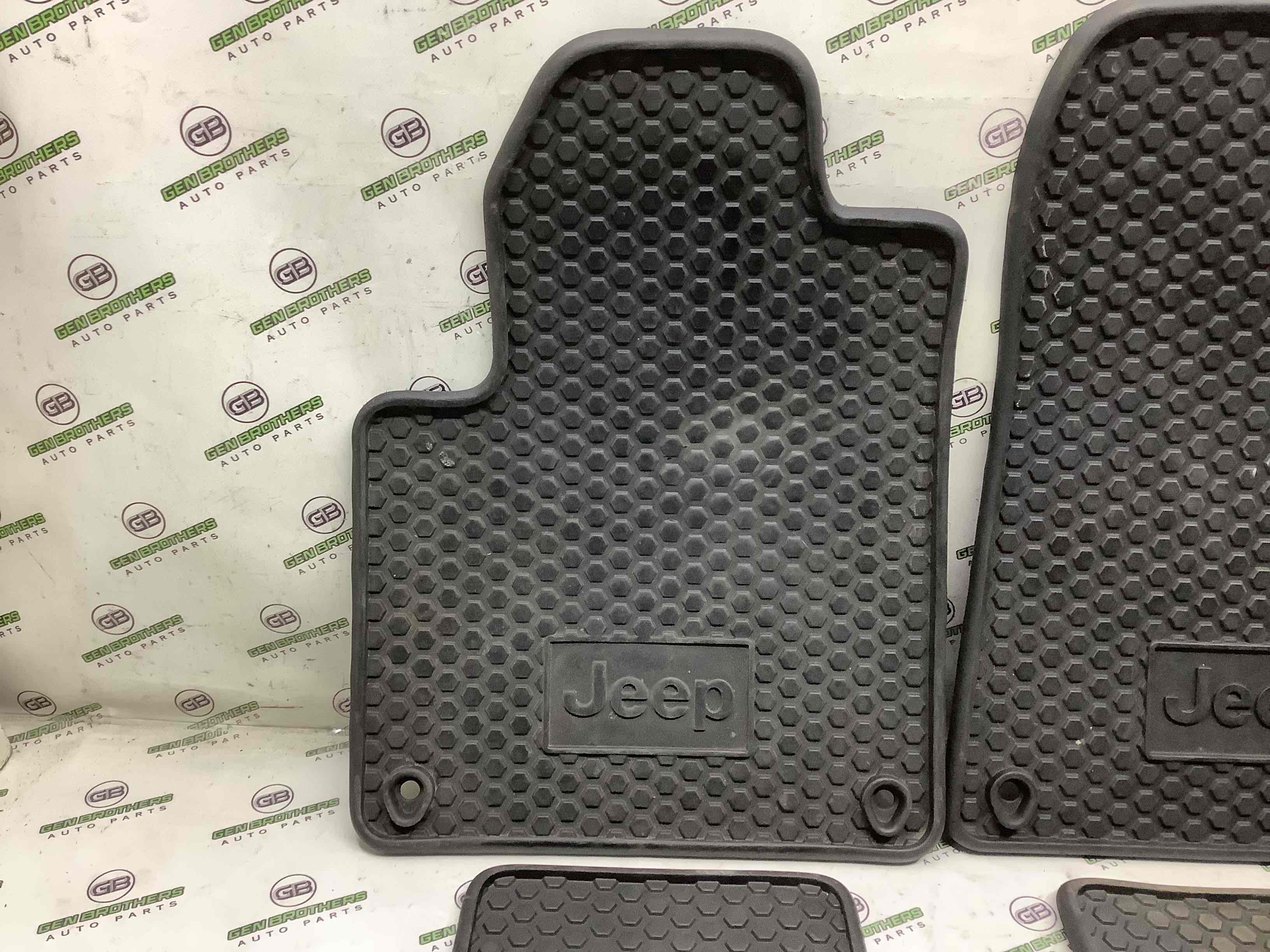 Килимки комплекти, підлога салону