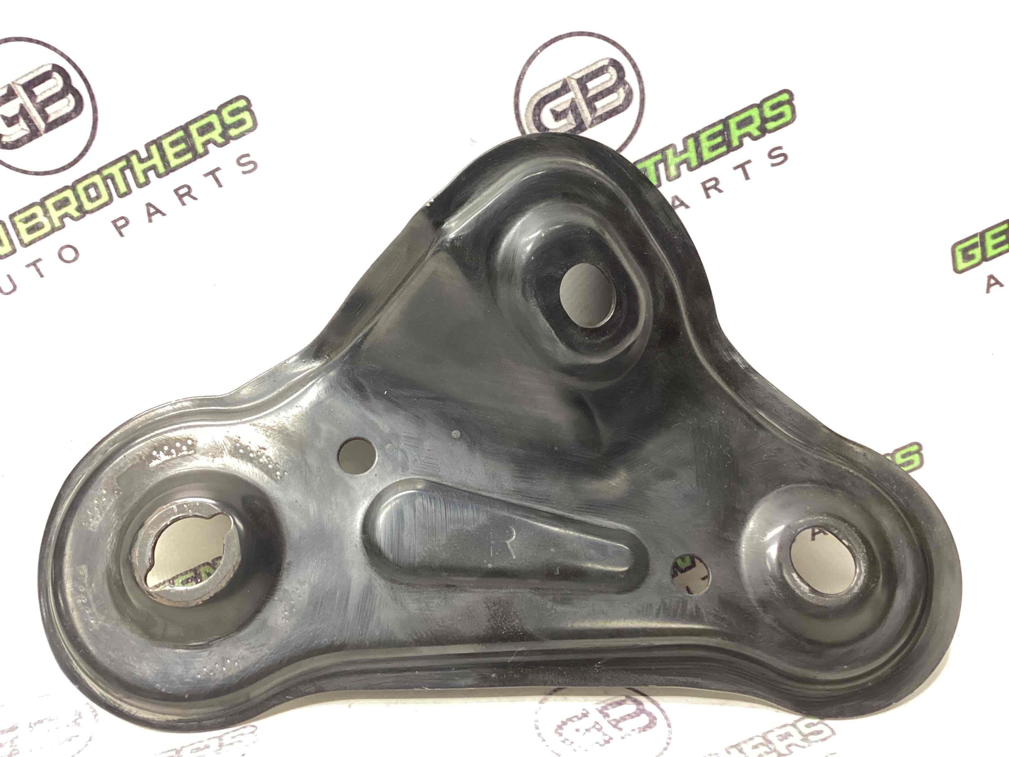 Кронштейн переднього підрамника