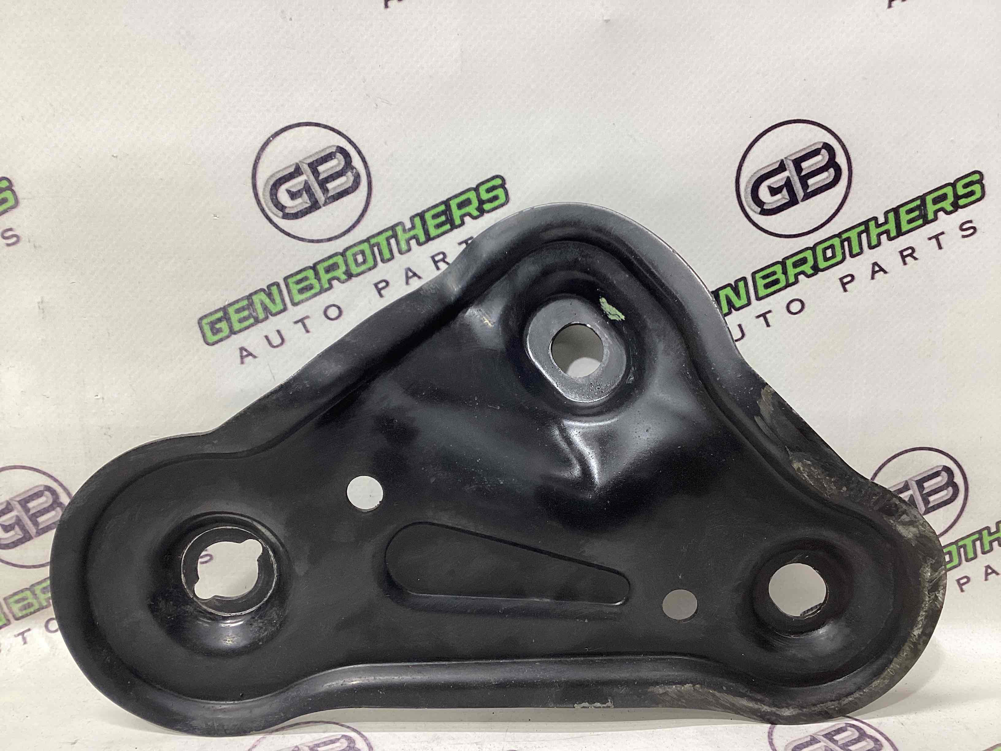 Кронштейн переднього підрамника