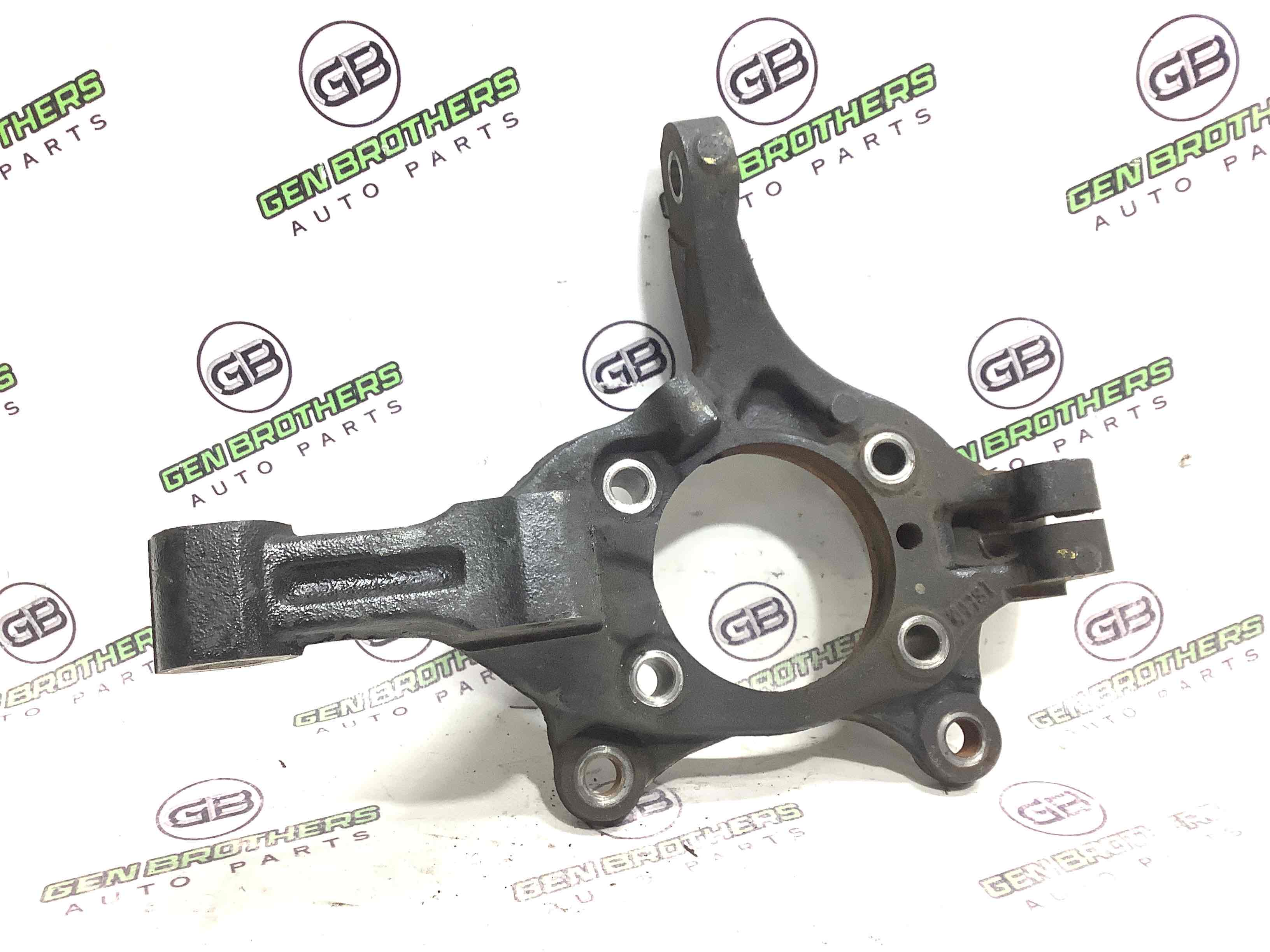 Кулак поворотний правий