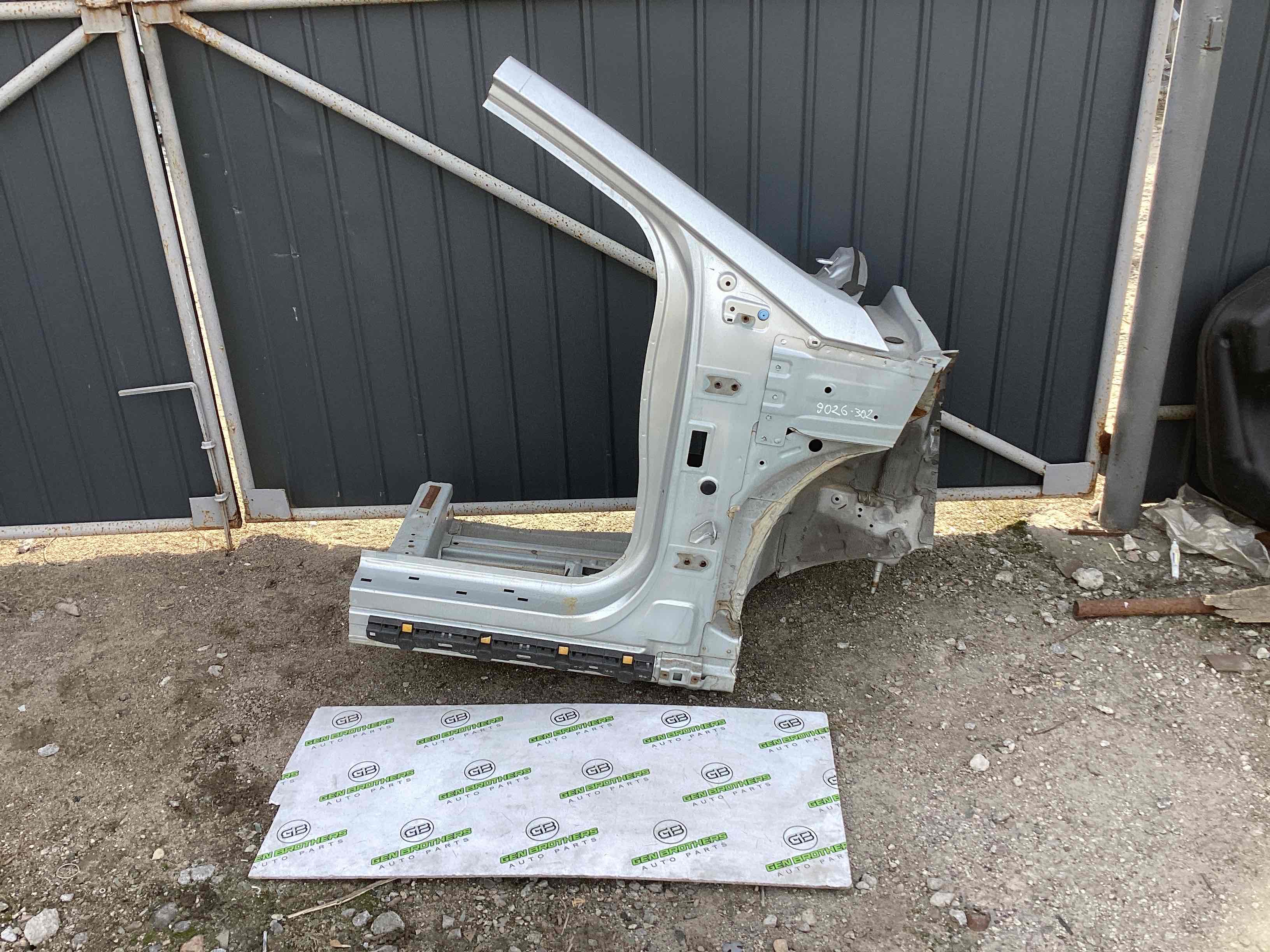 Чверть передня права