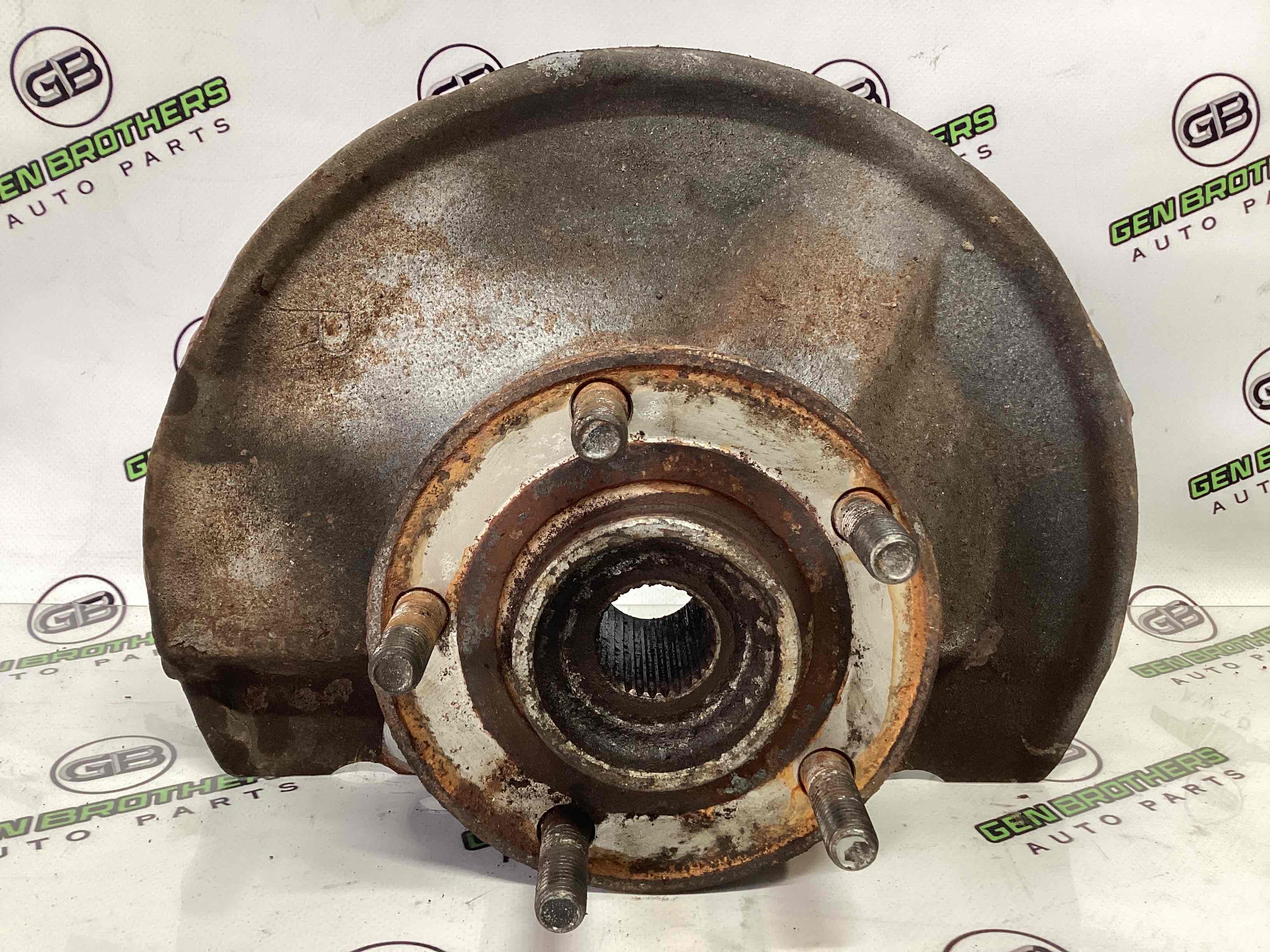 Кулак поворотний правий