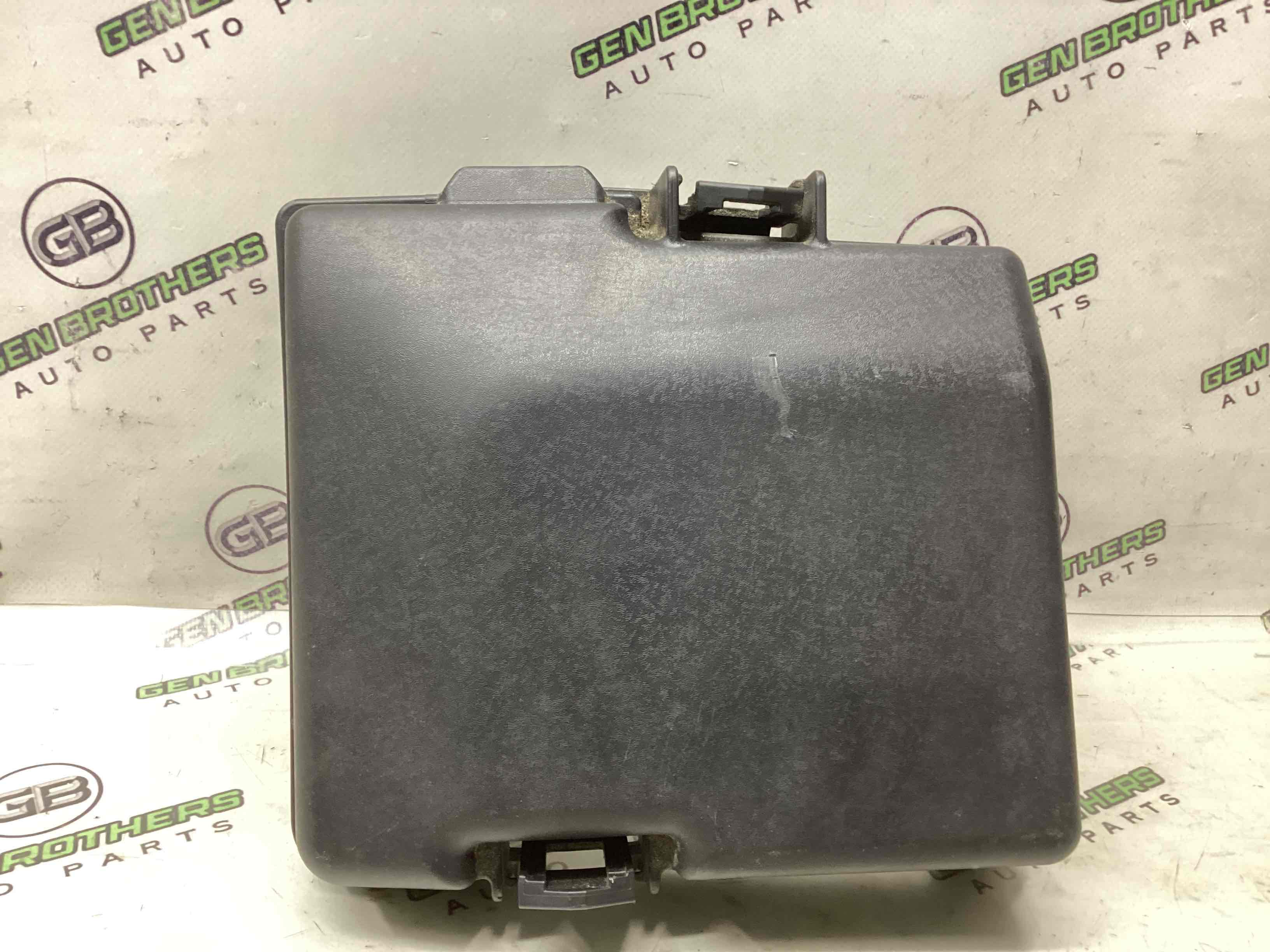 Кришка корпус блоку запобіжників