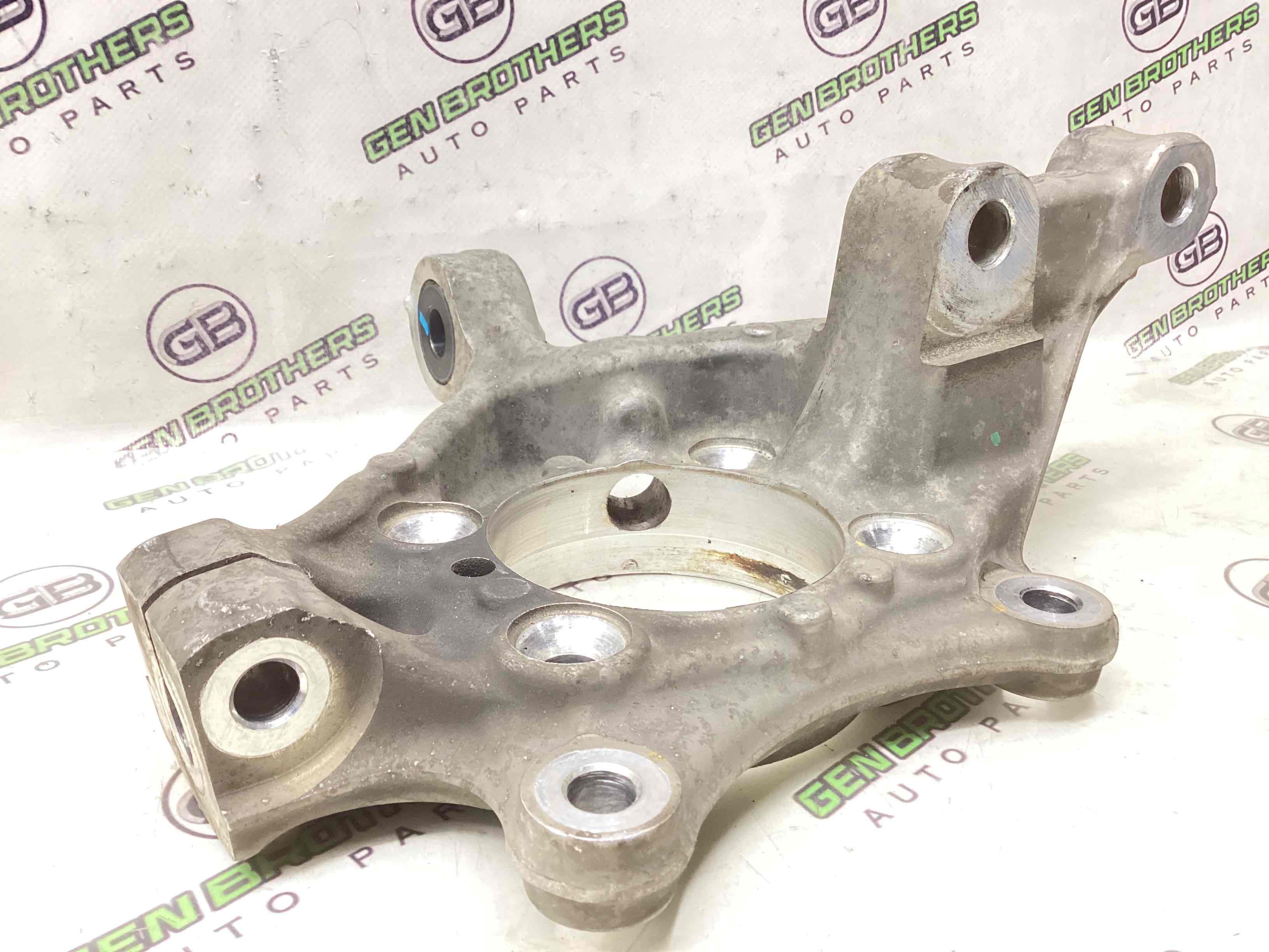 Кулак поворотний лівий