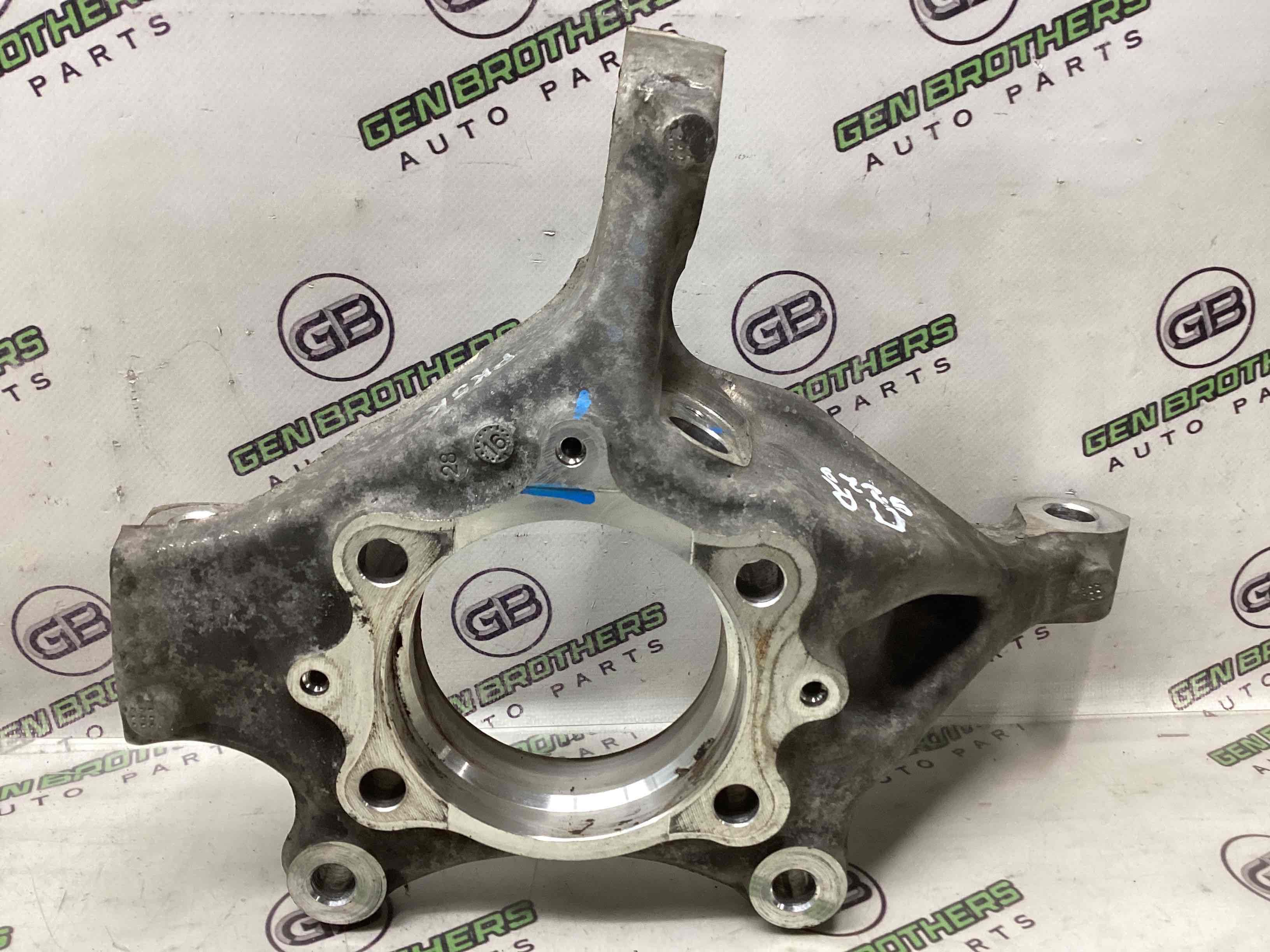 Кулак поворотний правий