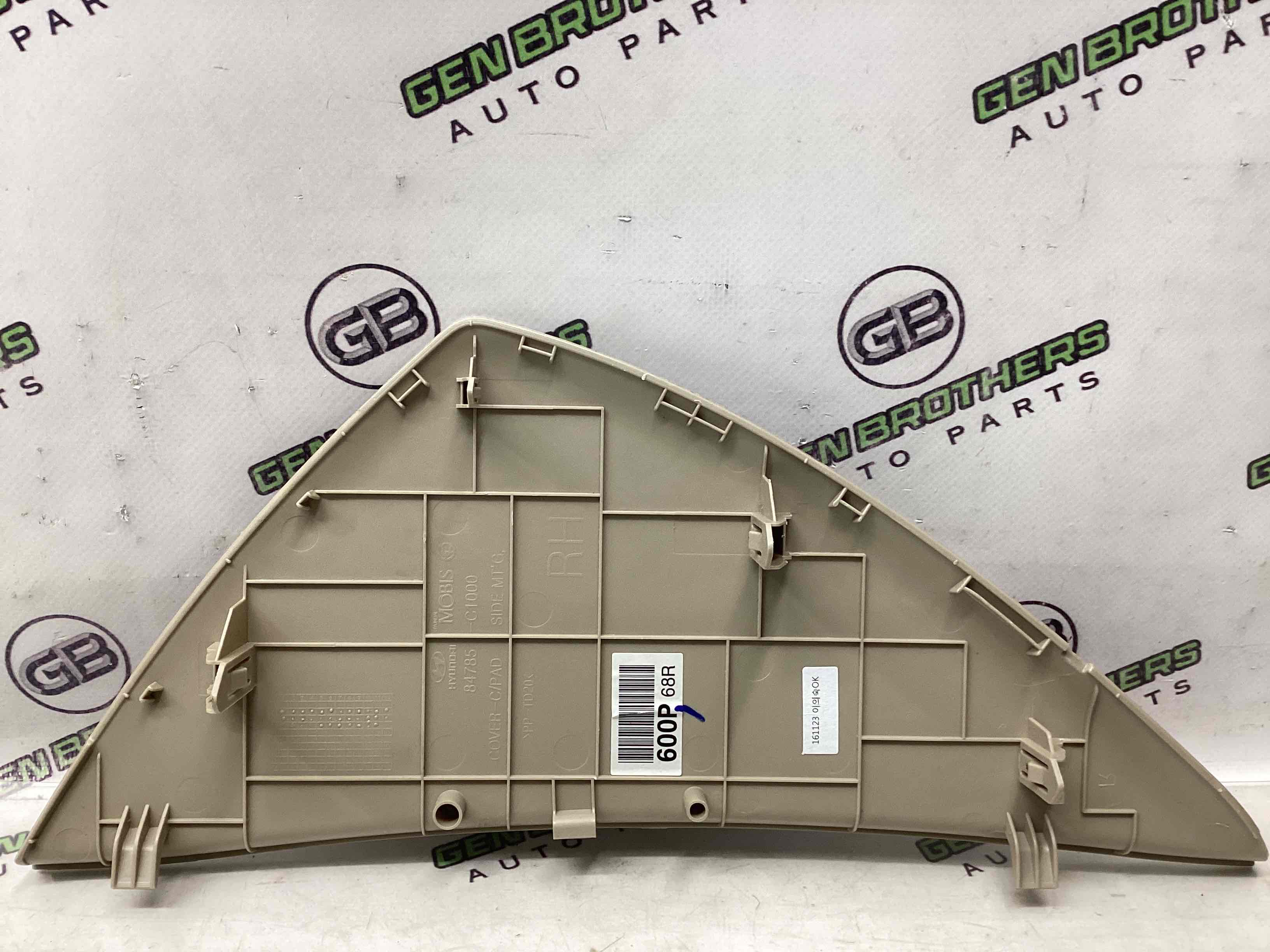 Обшивка панелі приладів торпедо