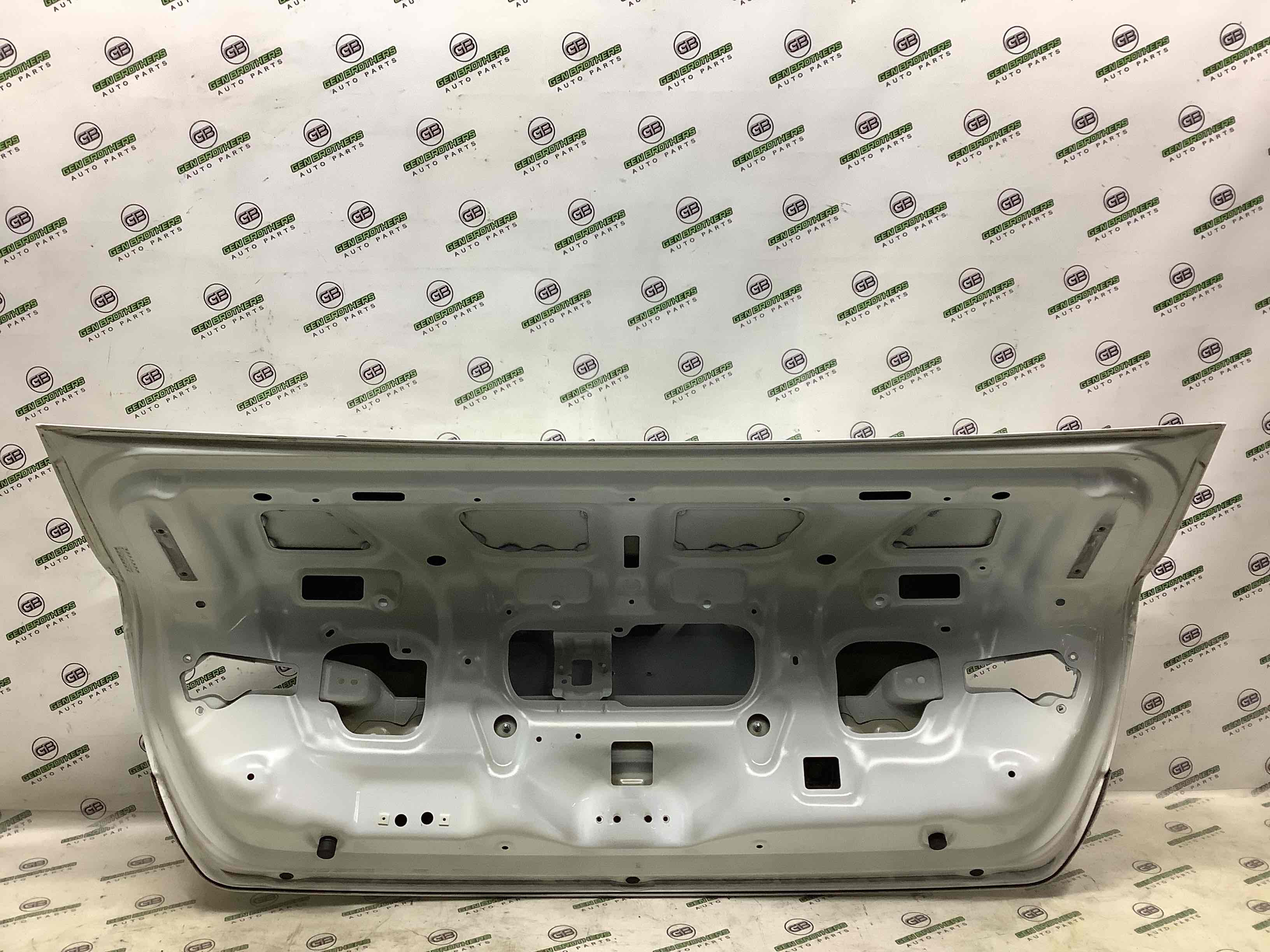 Кришка багажника, двері багажника