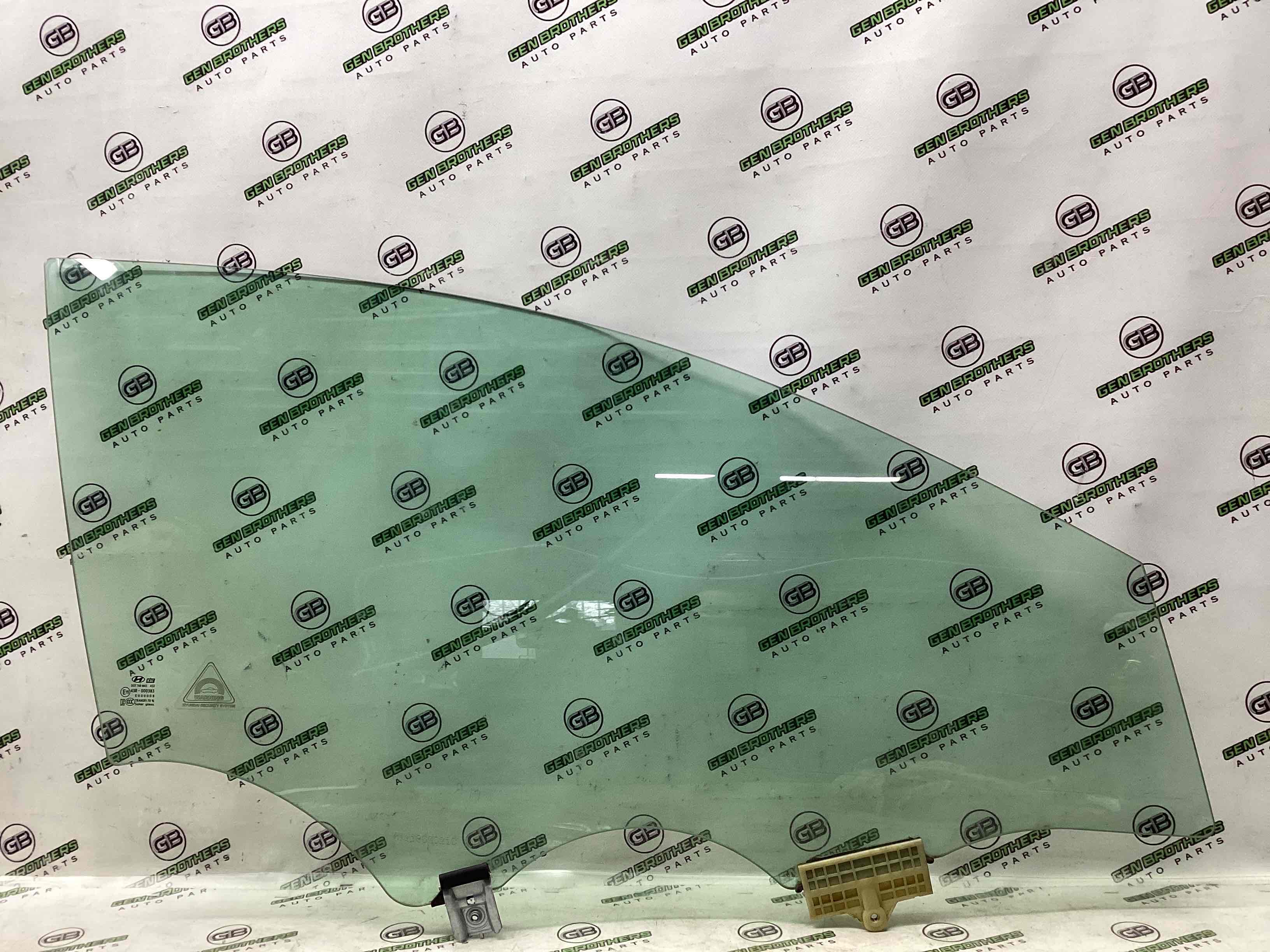 Скло переднє праве