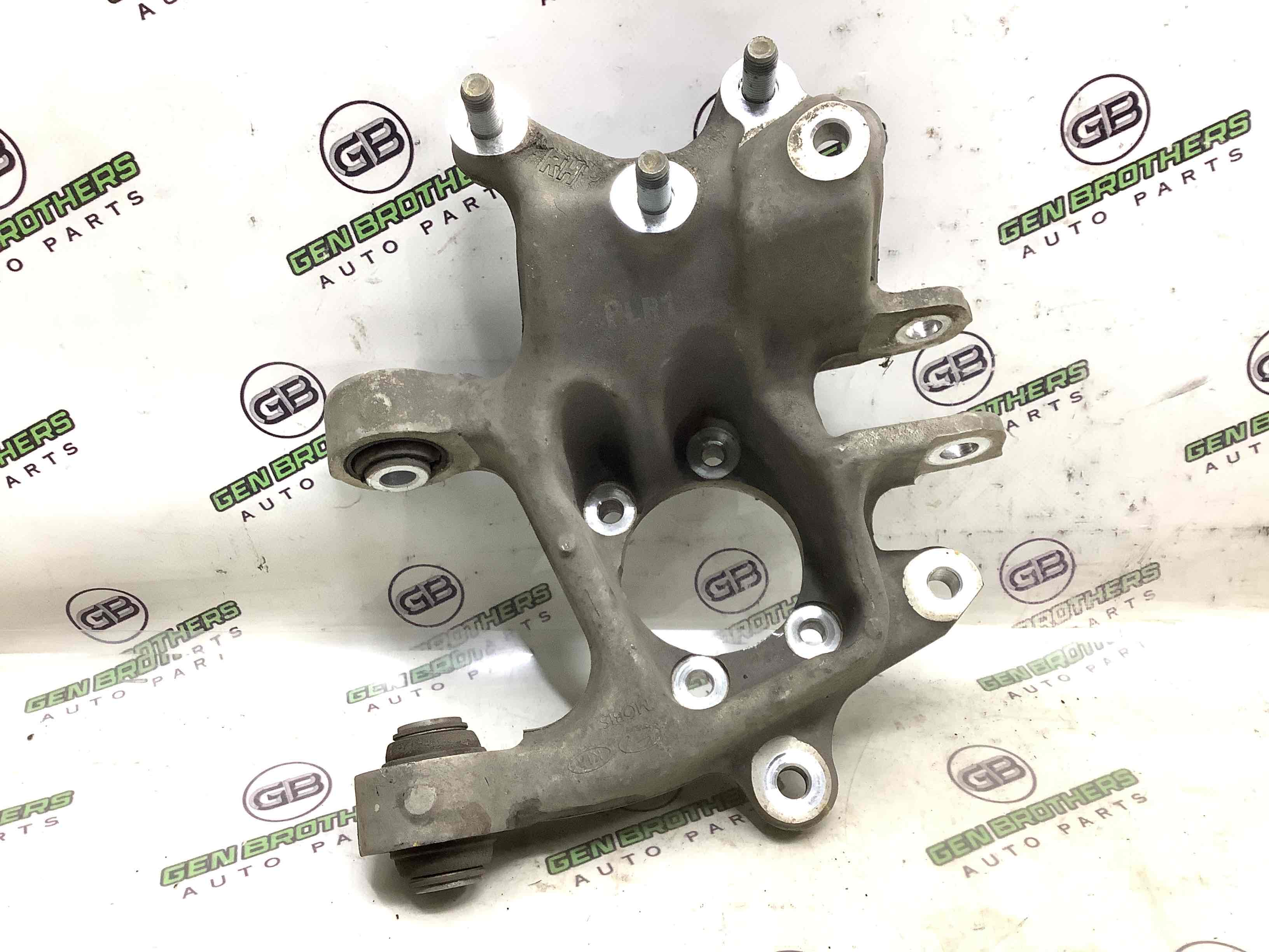 Кулак задній правий