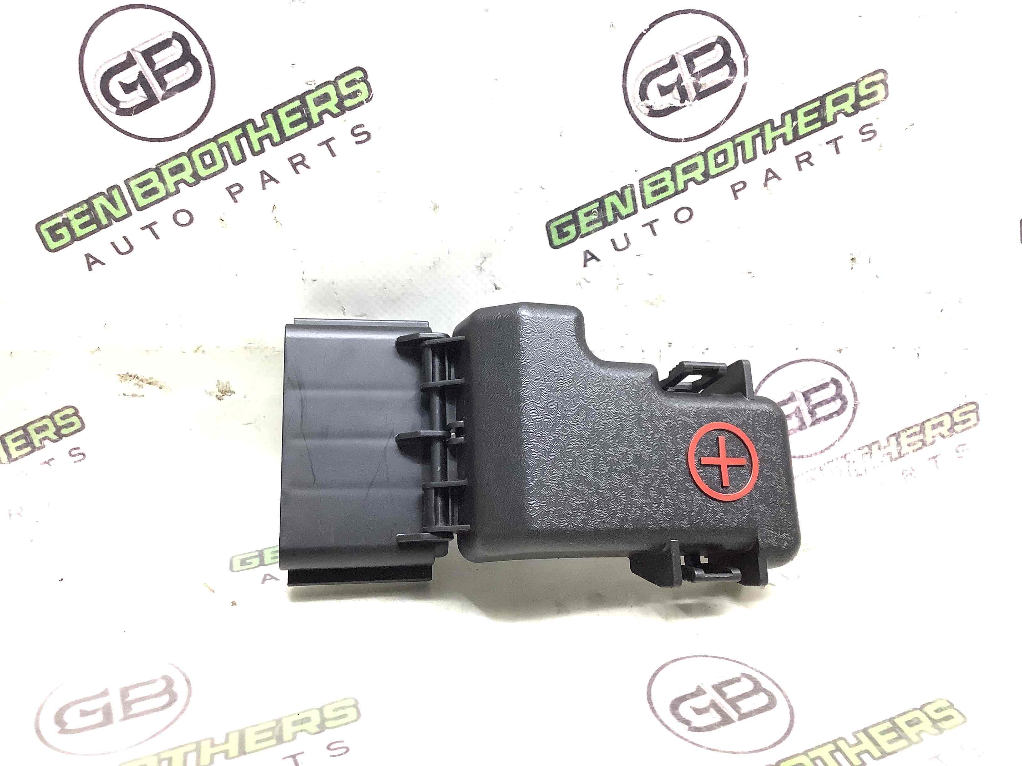 Пластик моторного відсіку