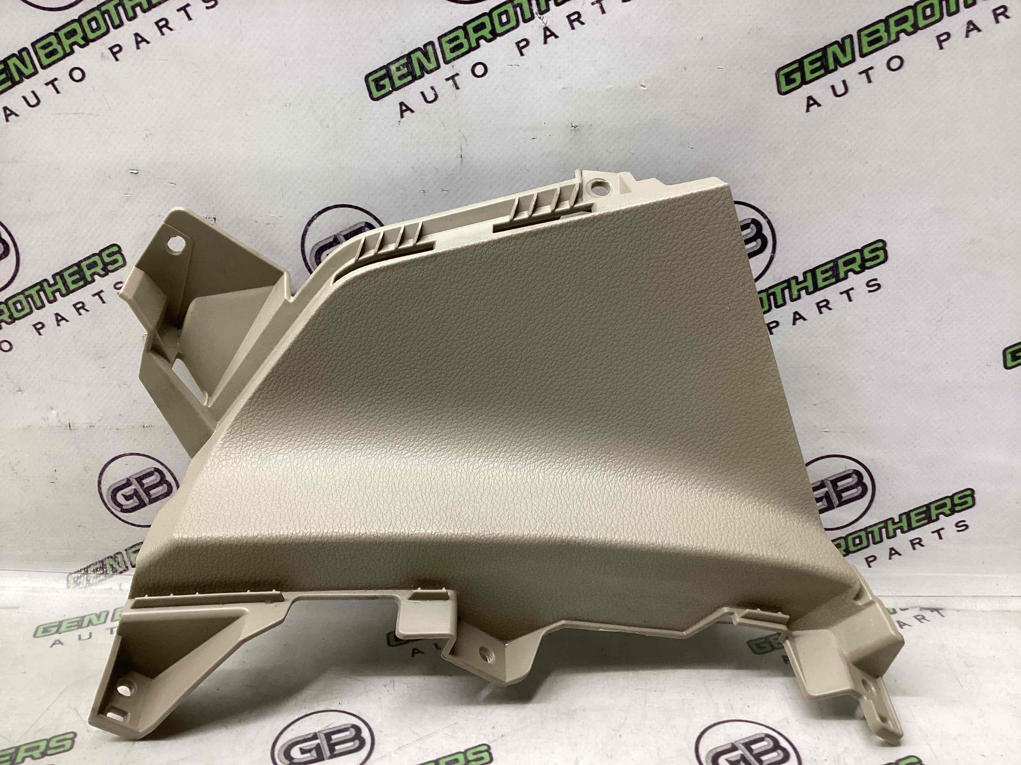 Обшивка панелі приладів торпедо