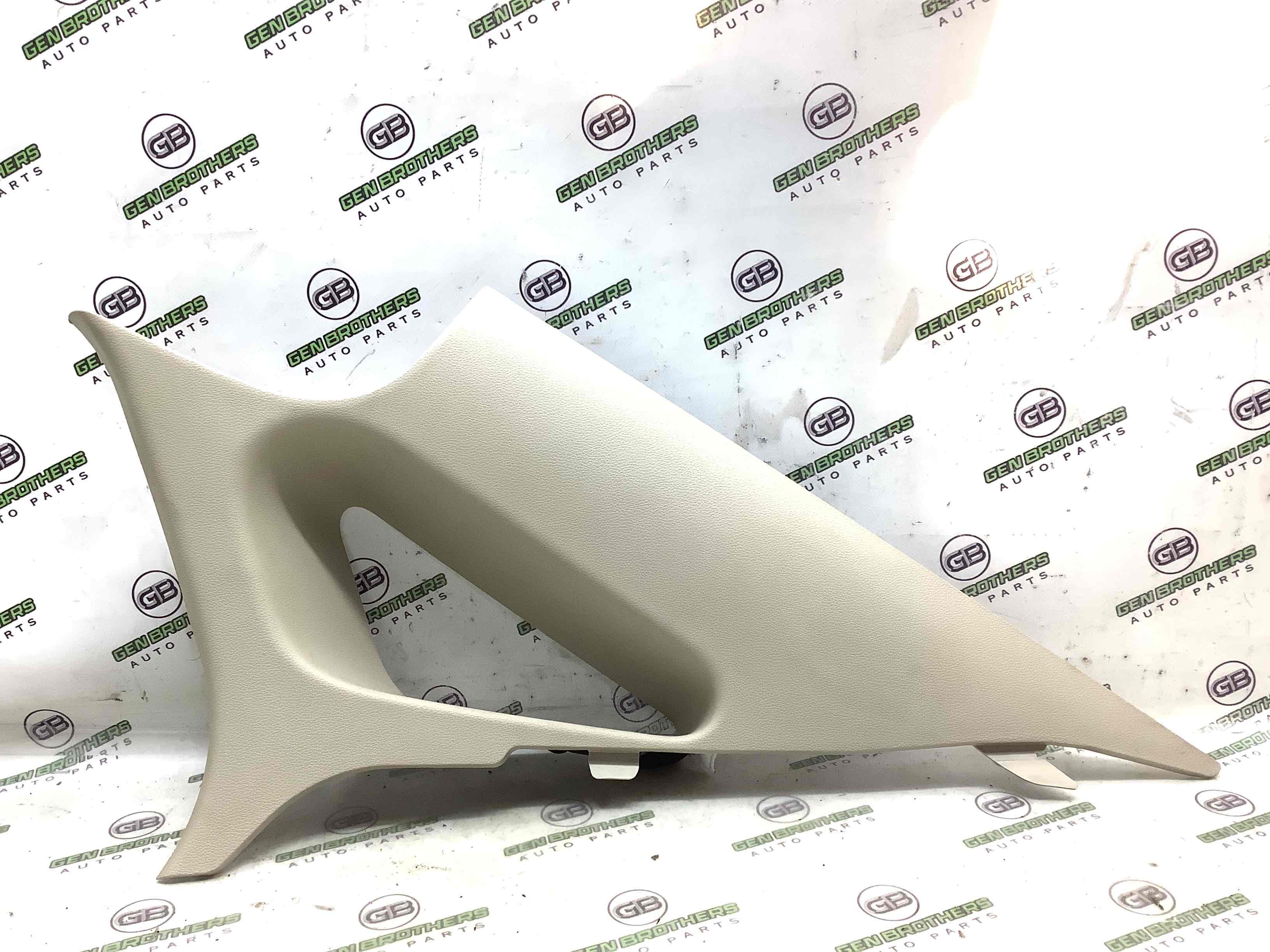 Обшивка задньої стійки права